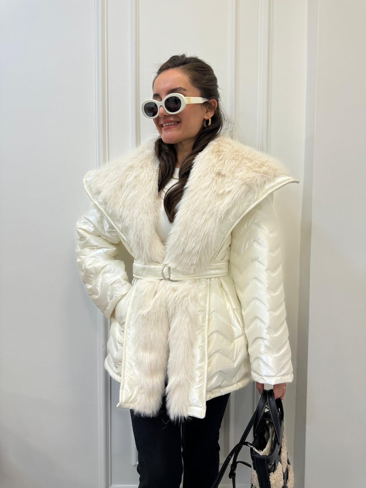 Ekru Kürk Yaka Marka Model Kemerli Mont 06068