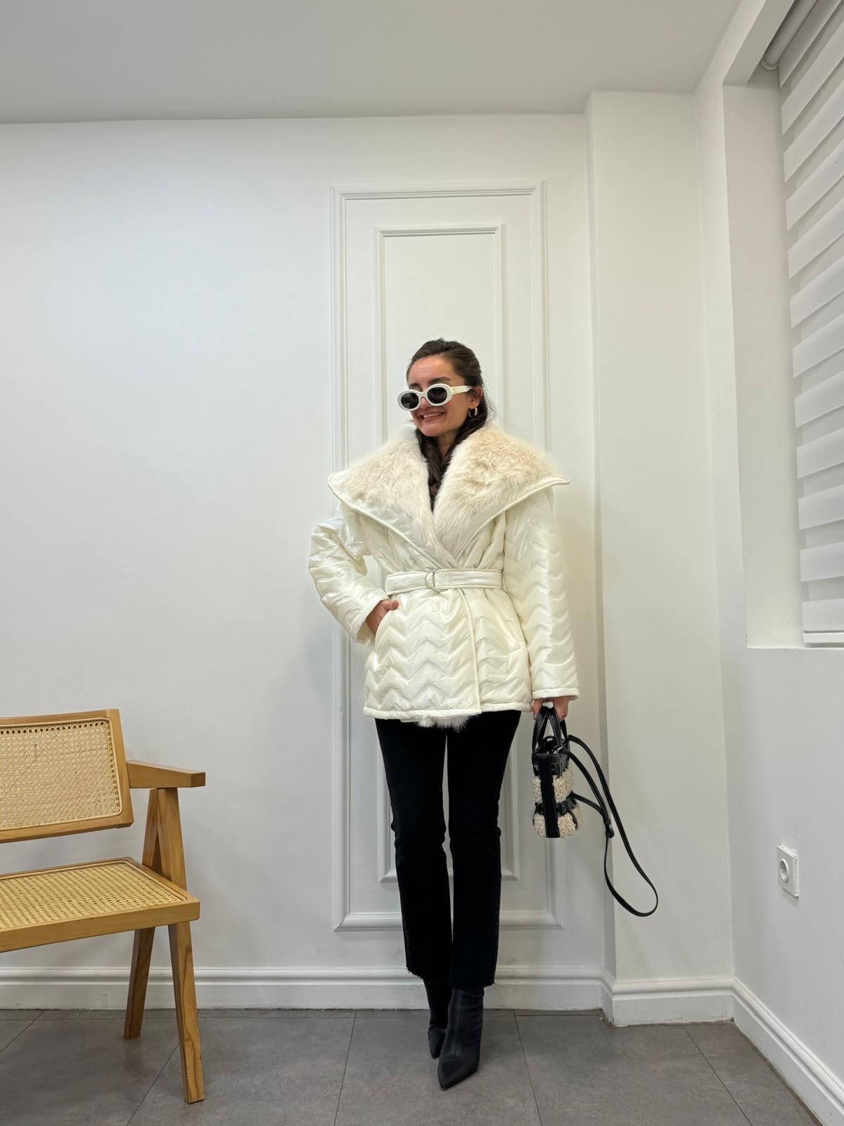 Ekru Kürk Yaka Marka Model Kemerli Mont 06068