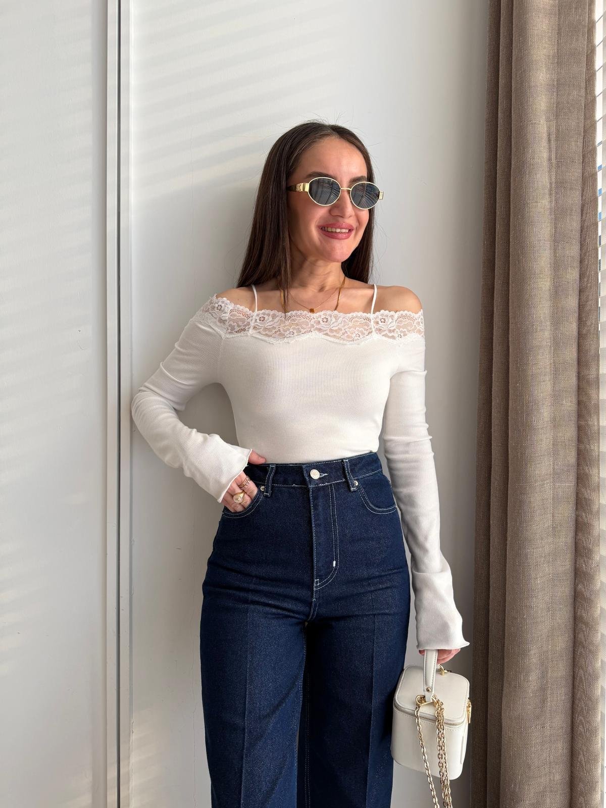 Ekru Madonna Yaka Dantel Detaylı Bluz 17496