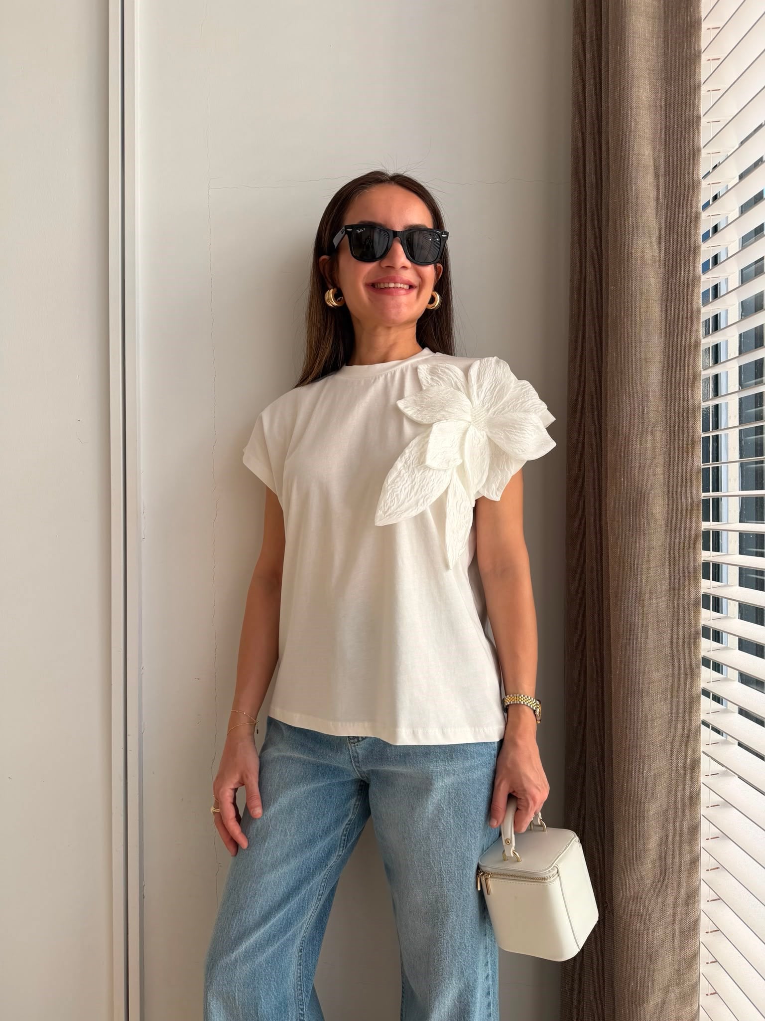 Ekru Omzu Çiçek Detaylı Tshirt 26077