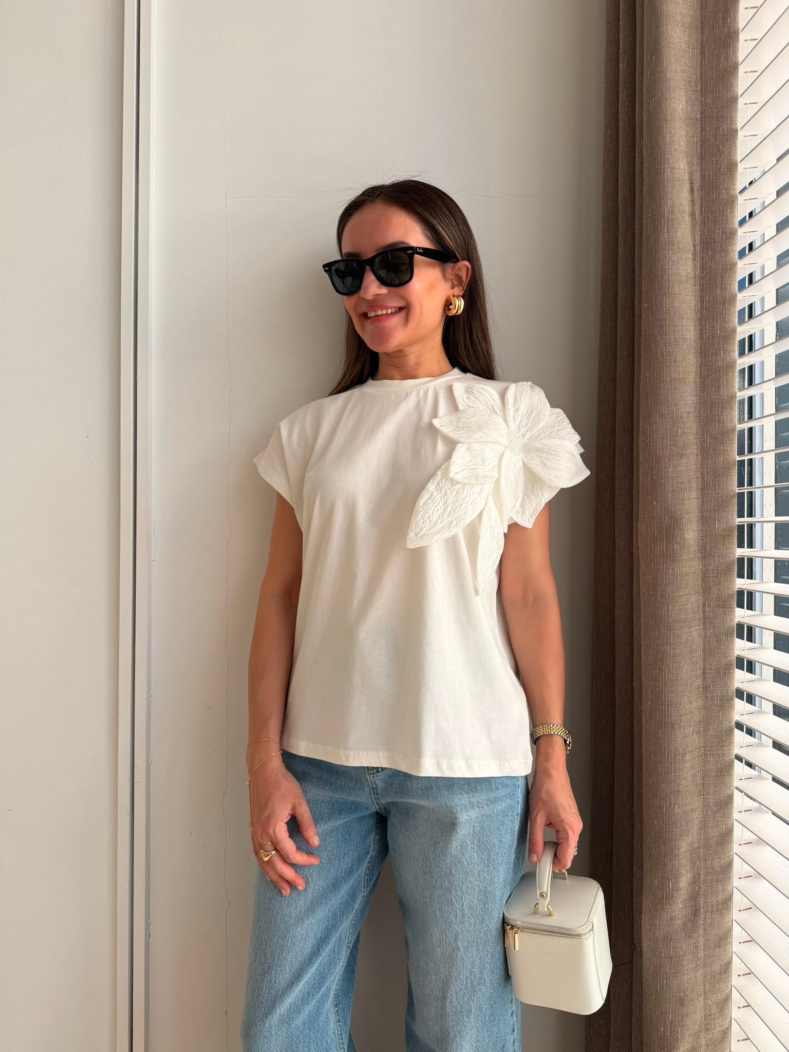 Ekru Omzu Çiçek Detaylı Tshirt 26077