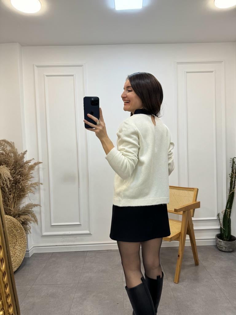 Ekru Taşlı Gömlek Yaka Triko Kazak TK231171