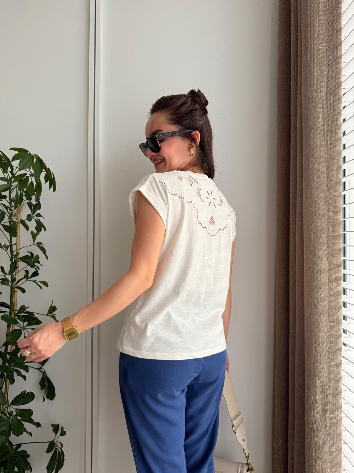 Ekru V Yaka Arkası Nakışlı Tshirt 16708