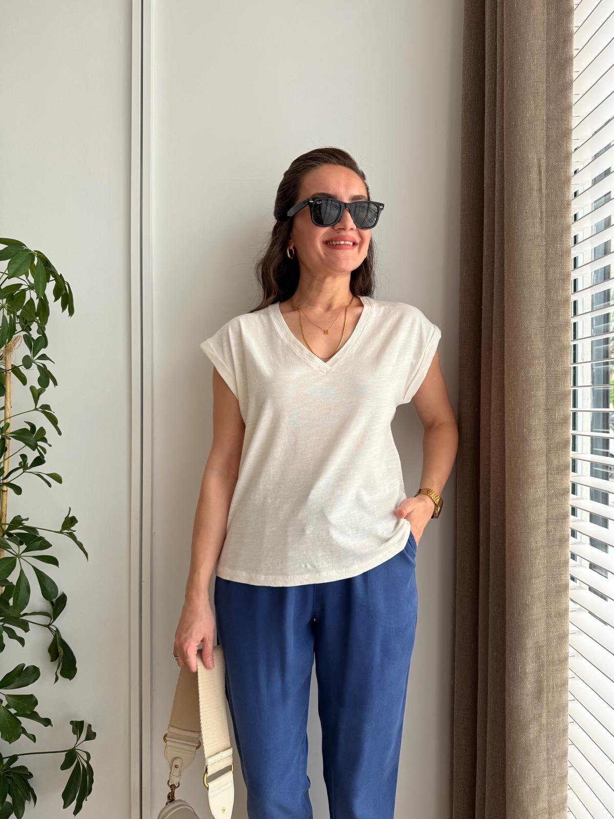 Ekru V Yaka Arkası Nakışlı Tshirt 16708