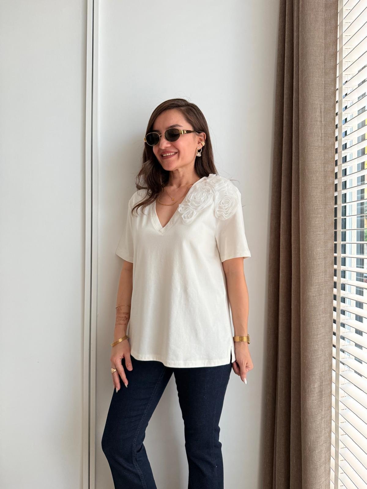 Ekru V Yaka Gül Detaylı Tshirt 25063