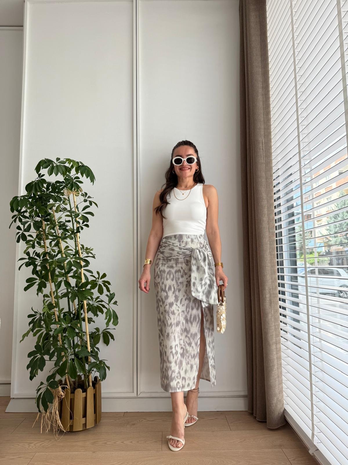 Gri Önü Bağlama Detaylı Yırtmaçlı Keten Etek 03348