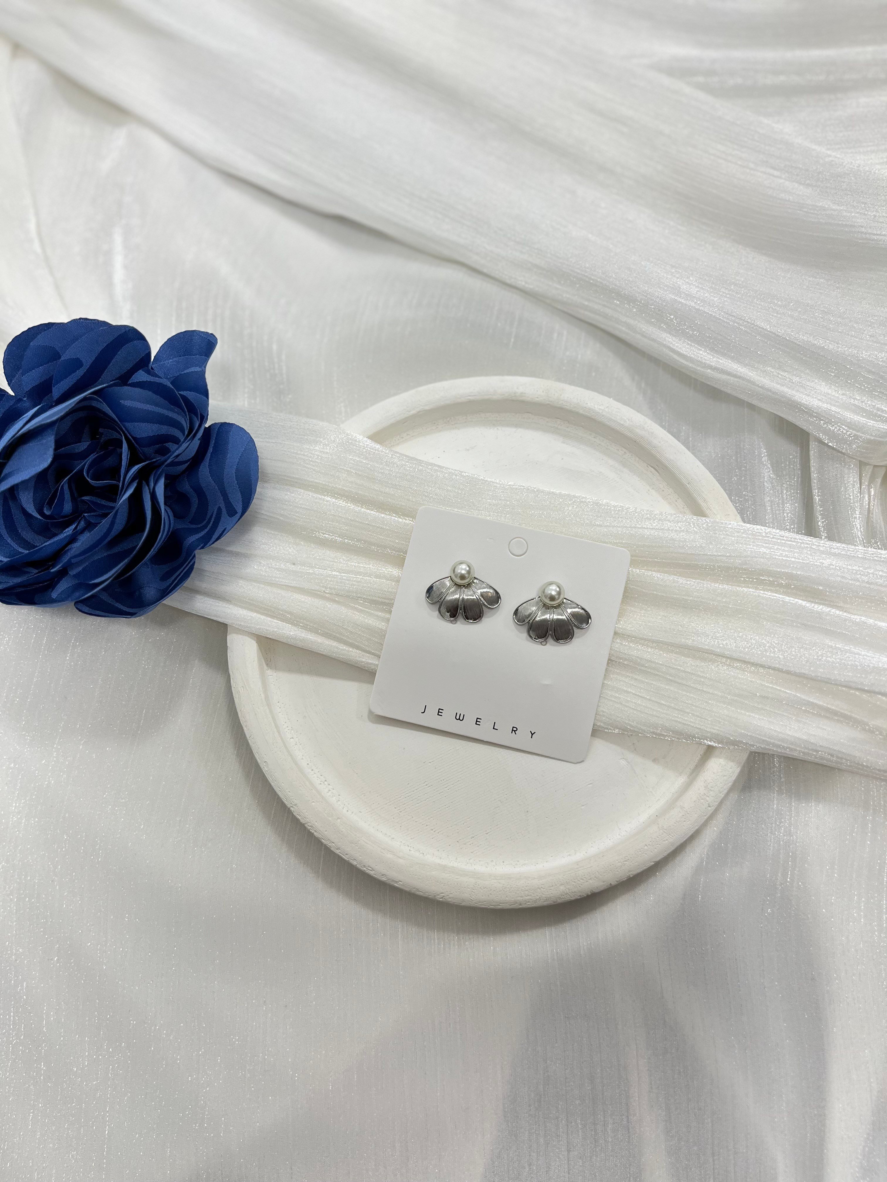 Gümüş Yarım Çiçek İncili Küpe KP41