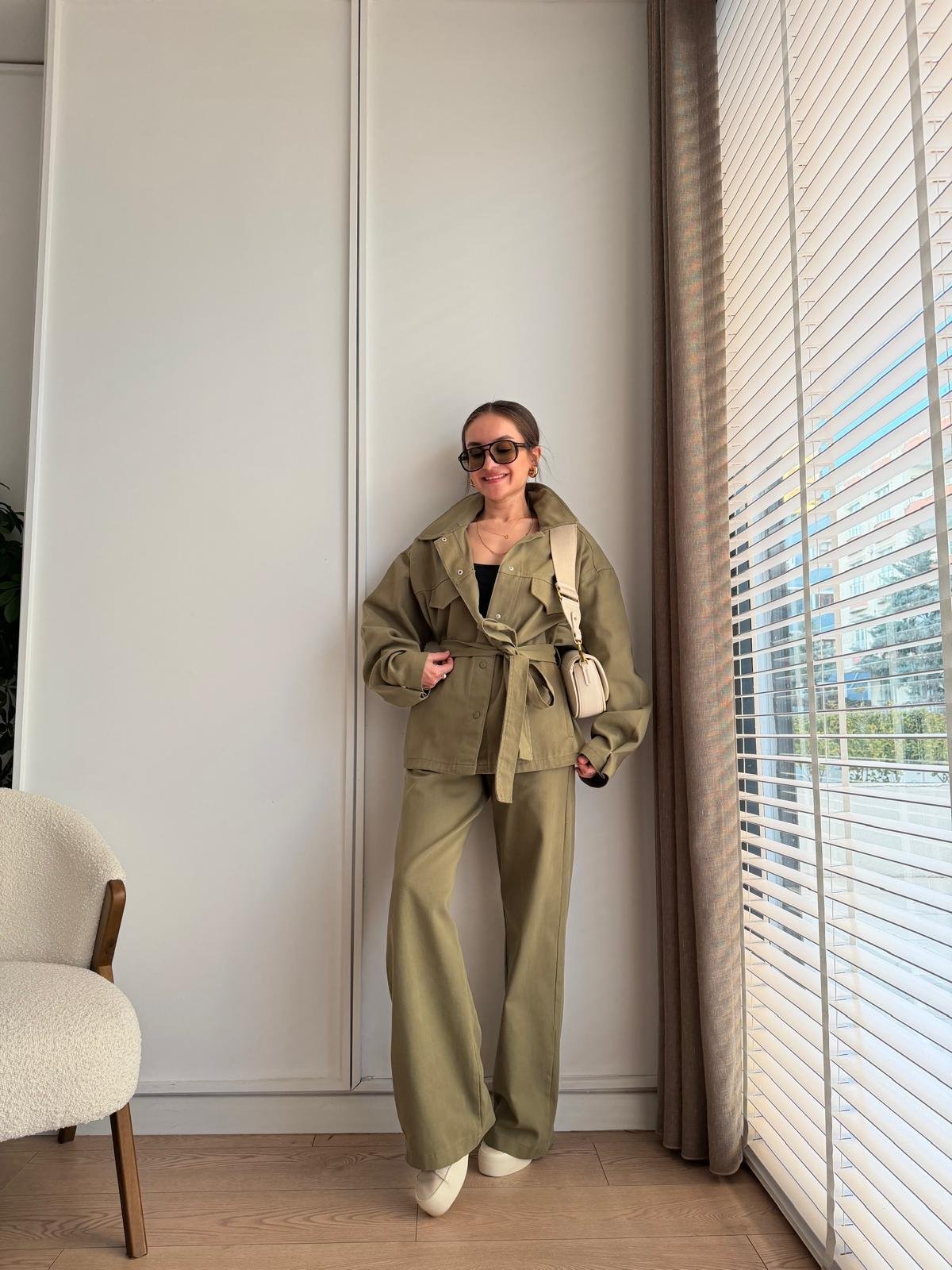 Haki Kuşaklı Çıtçıt Düğmeli Gabardin Takım 8897
