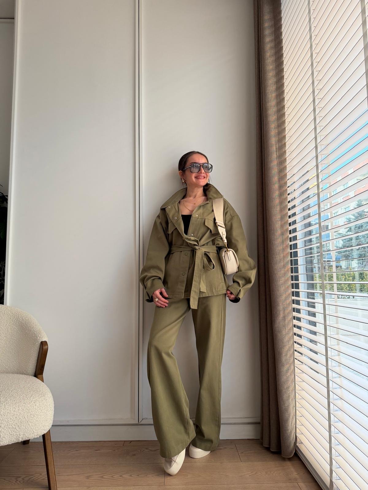 Haki Kuşaklı Çıtçıt Düğmeli Gabardin Takım 8897