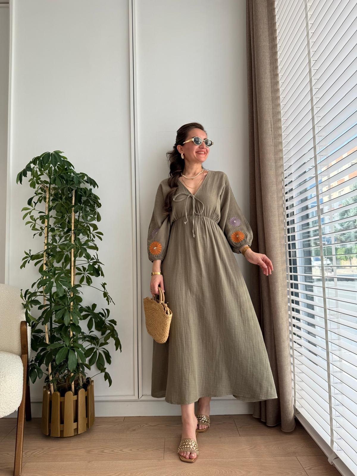 Haki V Yaka Bel Lastikli Kol Nakışlı Elbise 3035