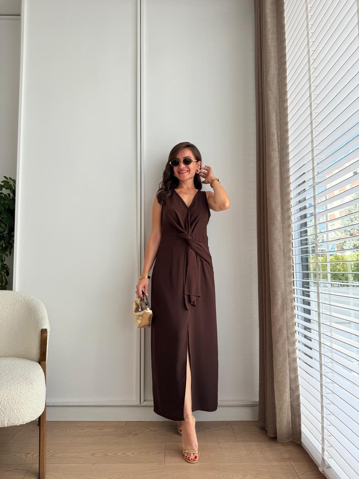 Kahve rengi Bel Detaylı Yırtmaçlı Elbise 2650