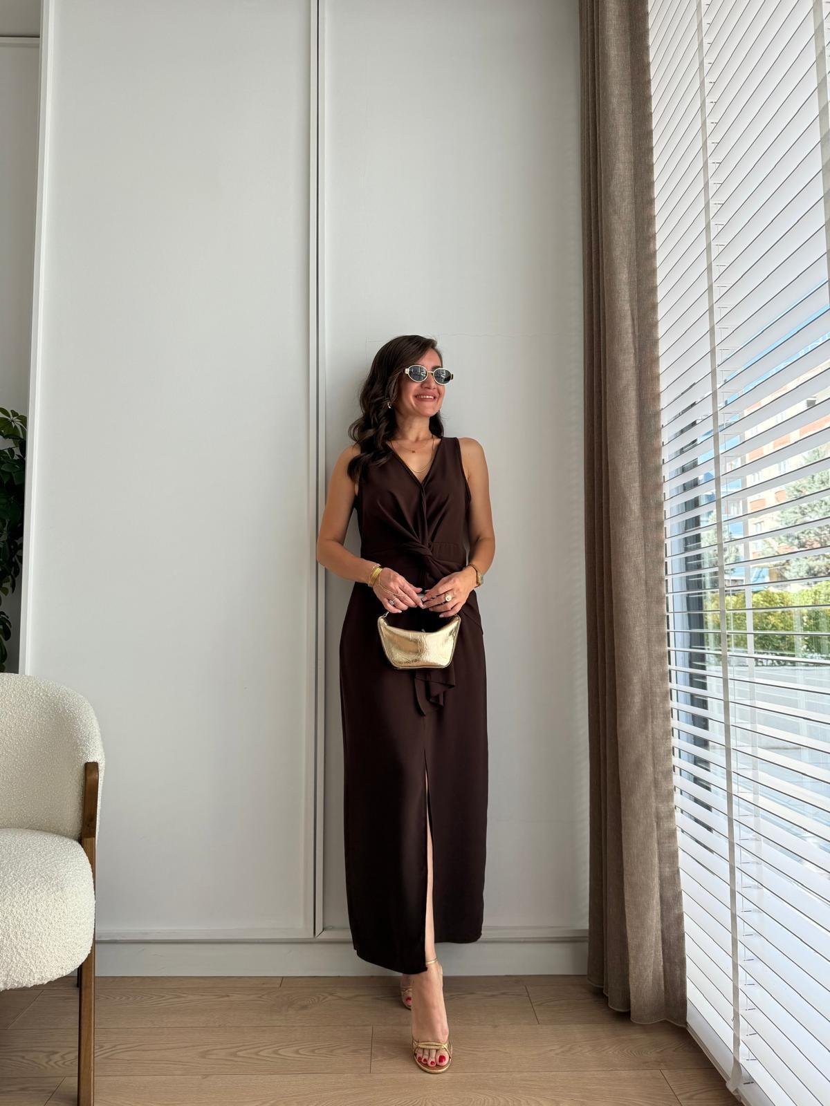Kahve rengi Bel Detaylı Yırtmaçlı Elbise 2650