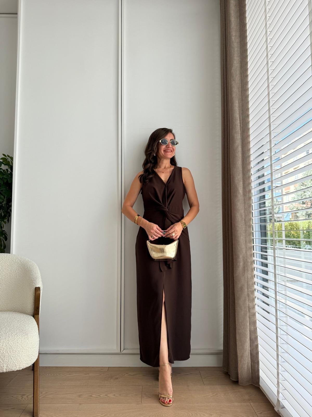 Kahve rengi Bel Detaylı Yırtmaçlı Elbise 2650