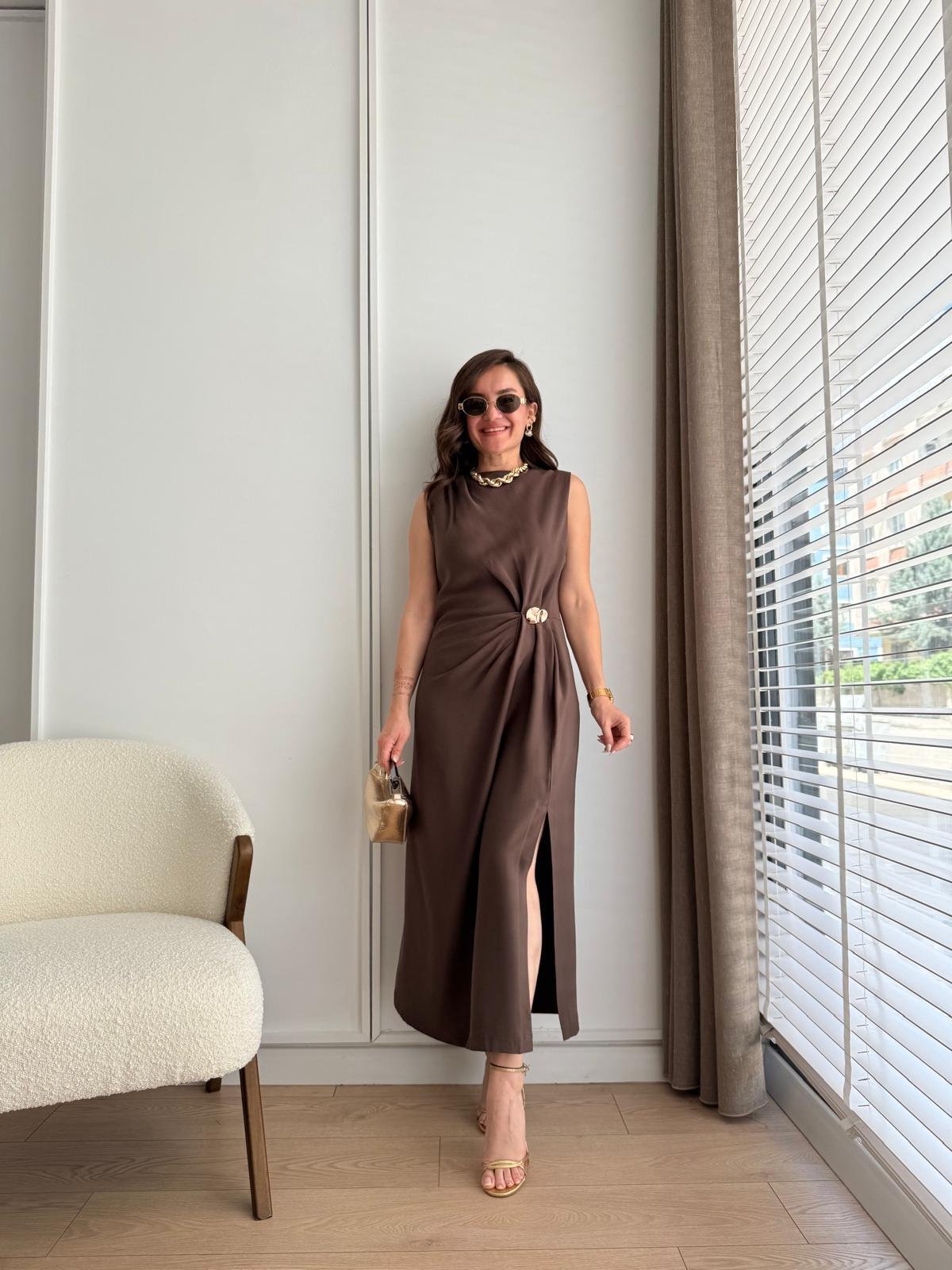 Kahve rengi Bel Toka Detaylı Yırtmaçlı Elbise 2264