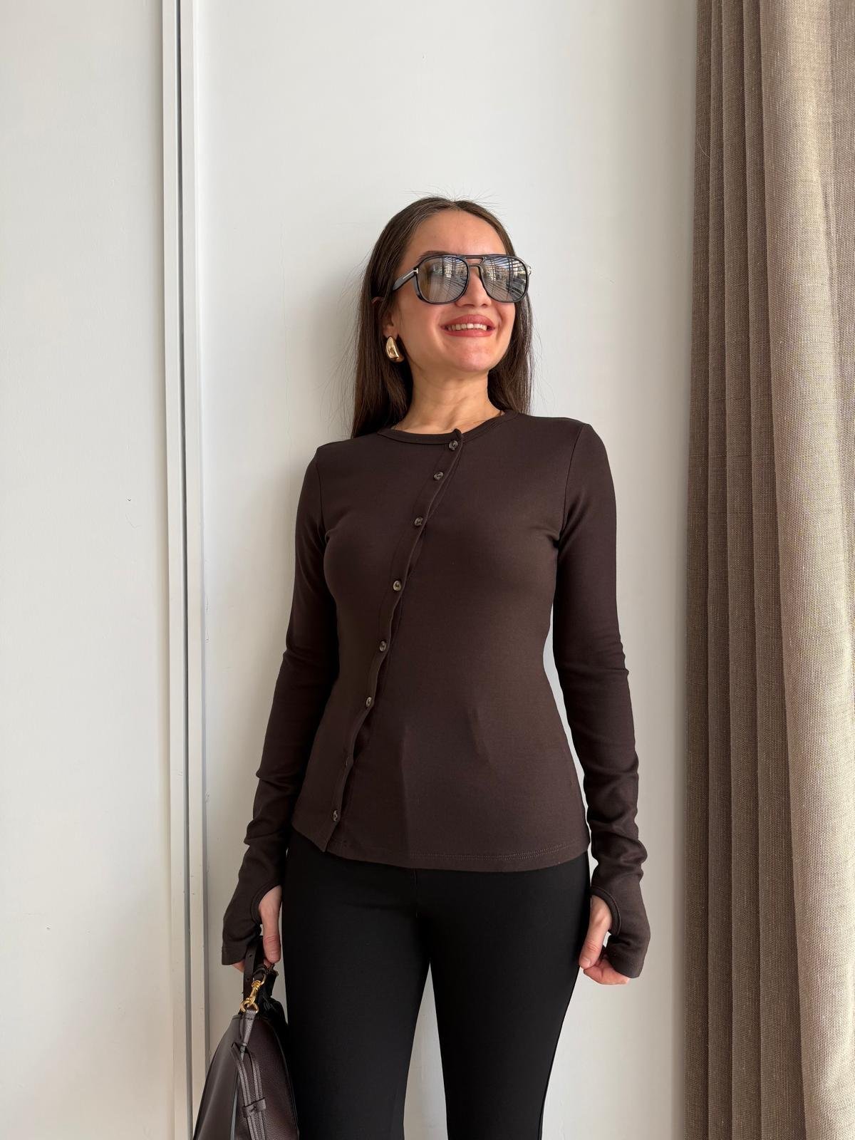 Kahve rengi Çapraz Düğme Detaylı Parmak Geçme Bluz 17306