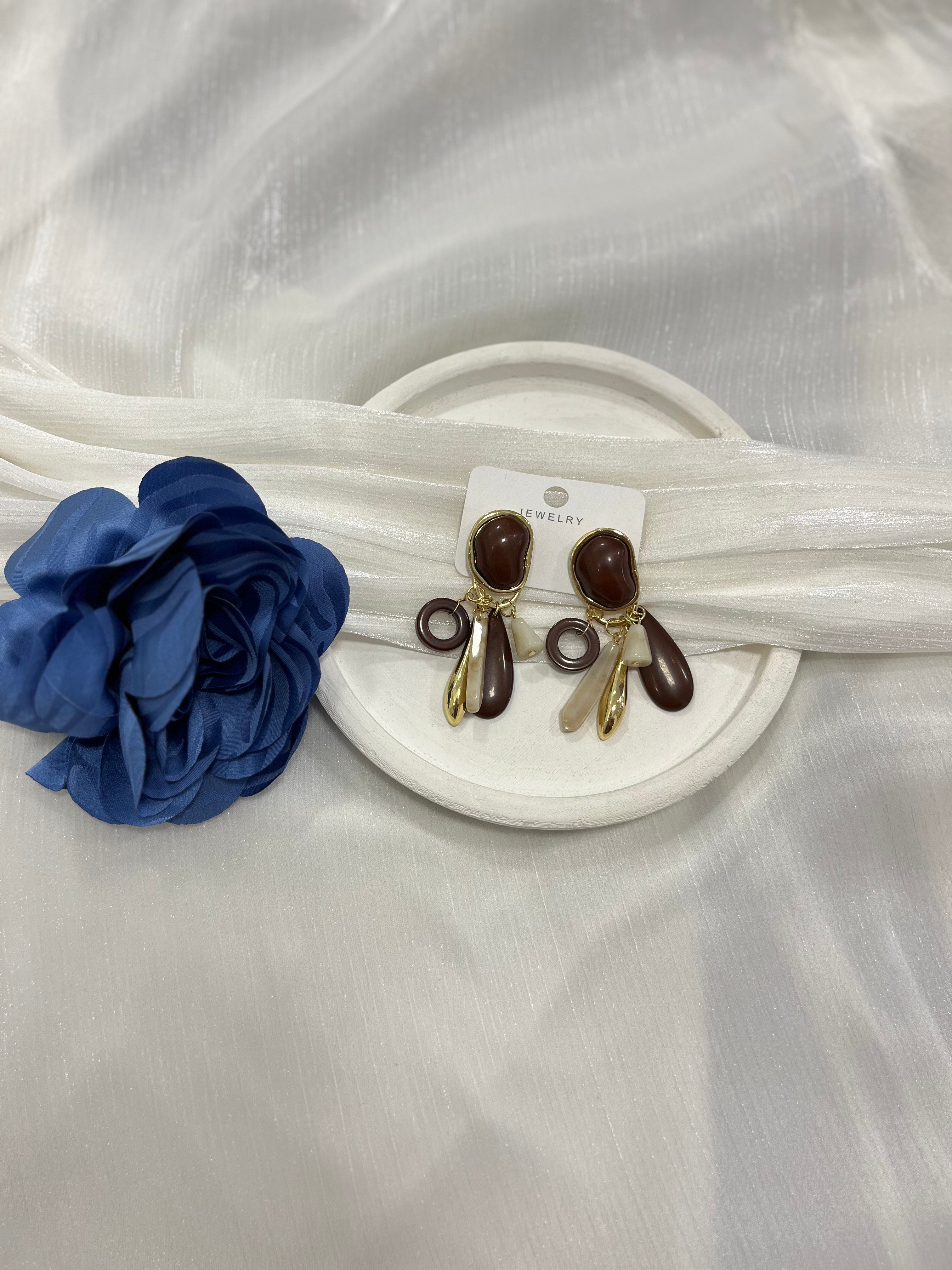 Kahve rengi Charmlı Sallantılı Küpe KP36