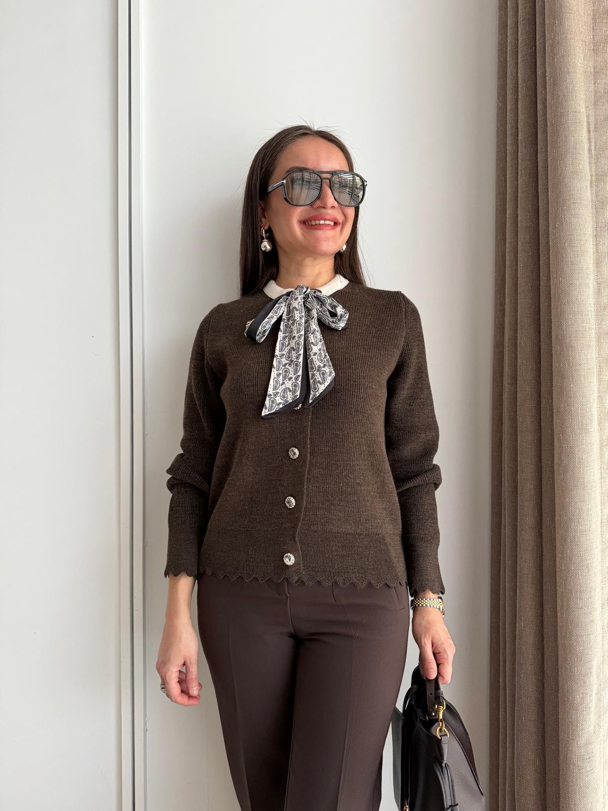 Kahve rengi Düğme Detaylı Fularlı Hırka 251087