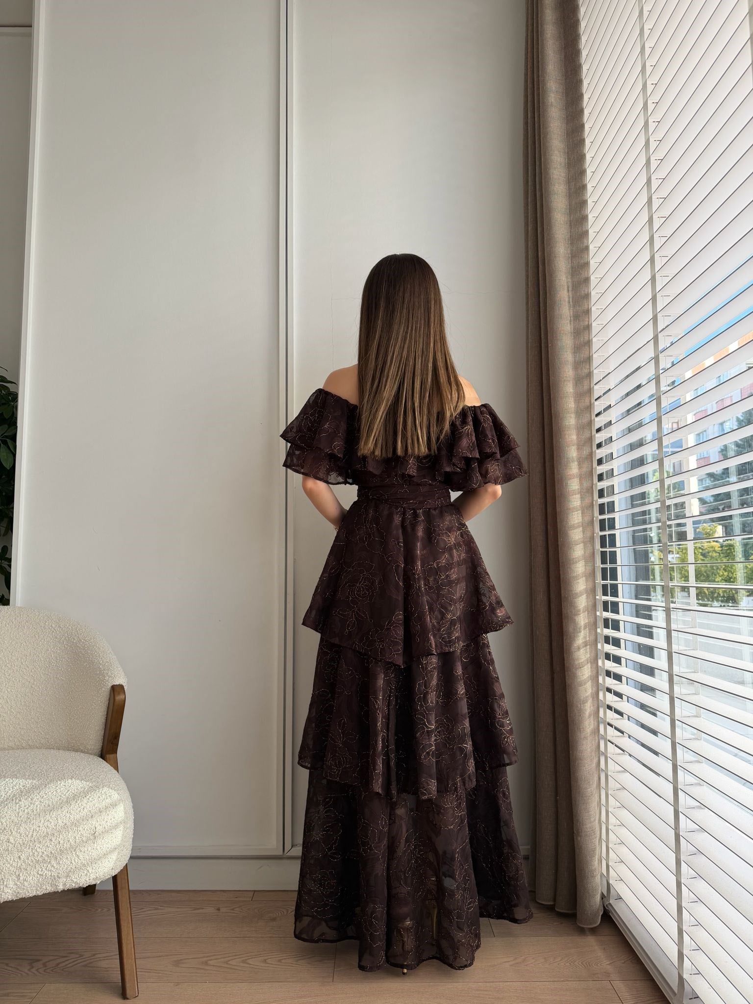 Kahve rengi Katlı Yakası Lastikli Kat Kat Nakışlı Elbise 9549