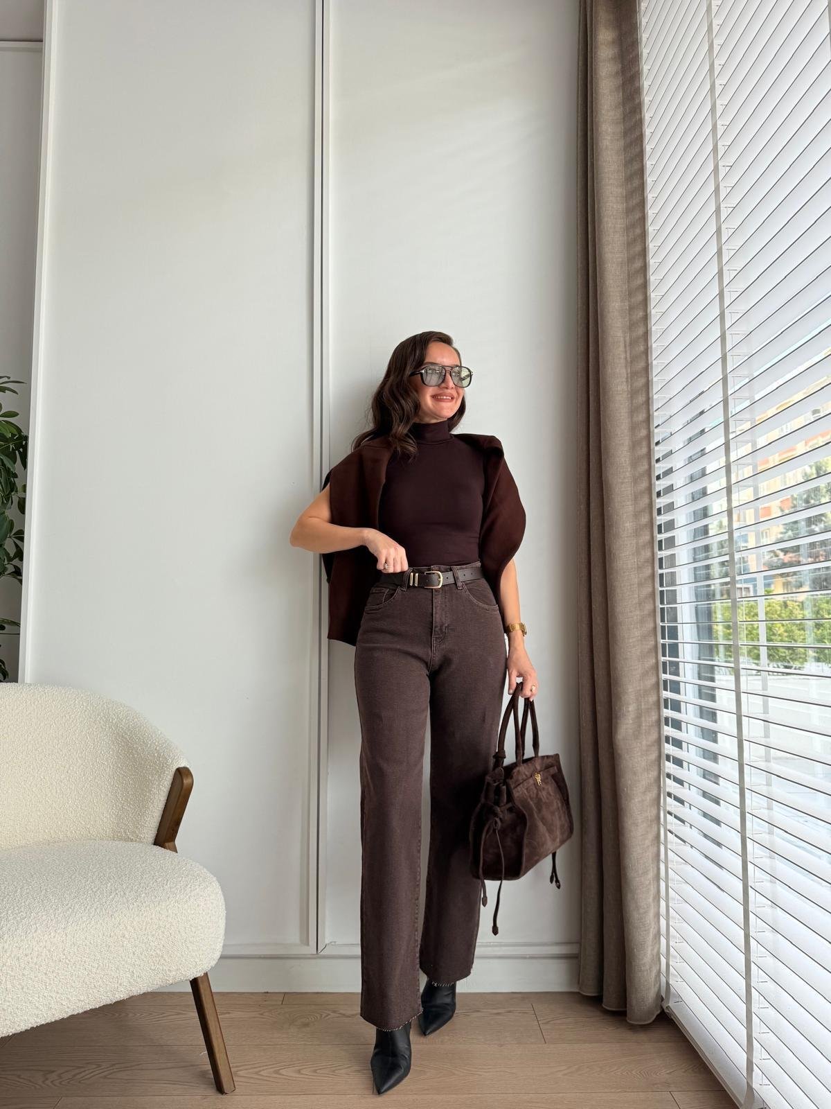 Kahve rengi Kemerli Paçası Kesik Jean 102