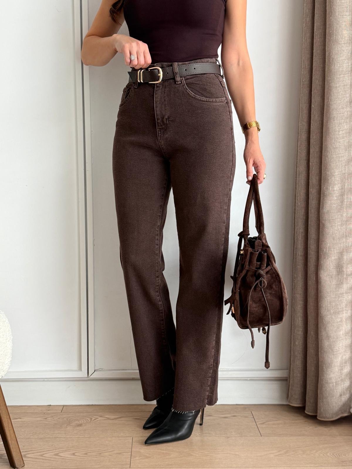 Kahve rengi Kemerli Paçası Kesik Jean 102