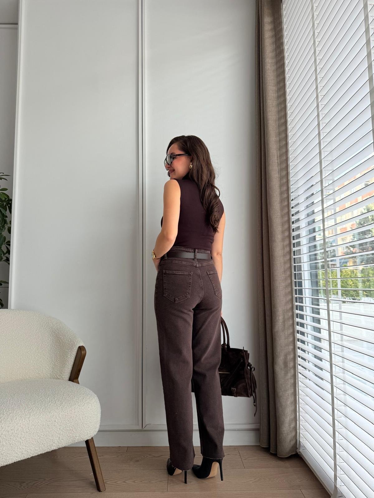 Kahve rengi Kemerli Paçası Kesik Jean 102