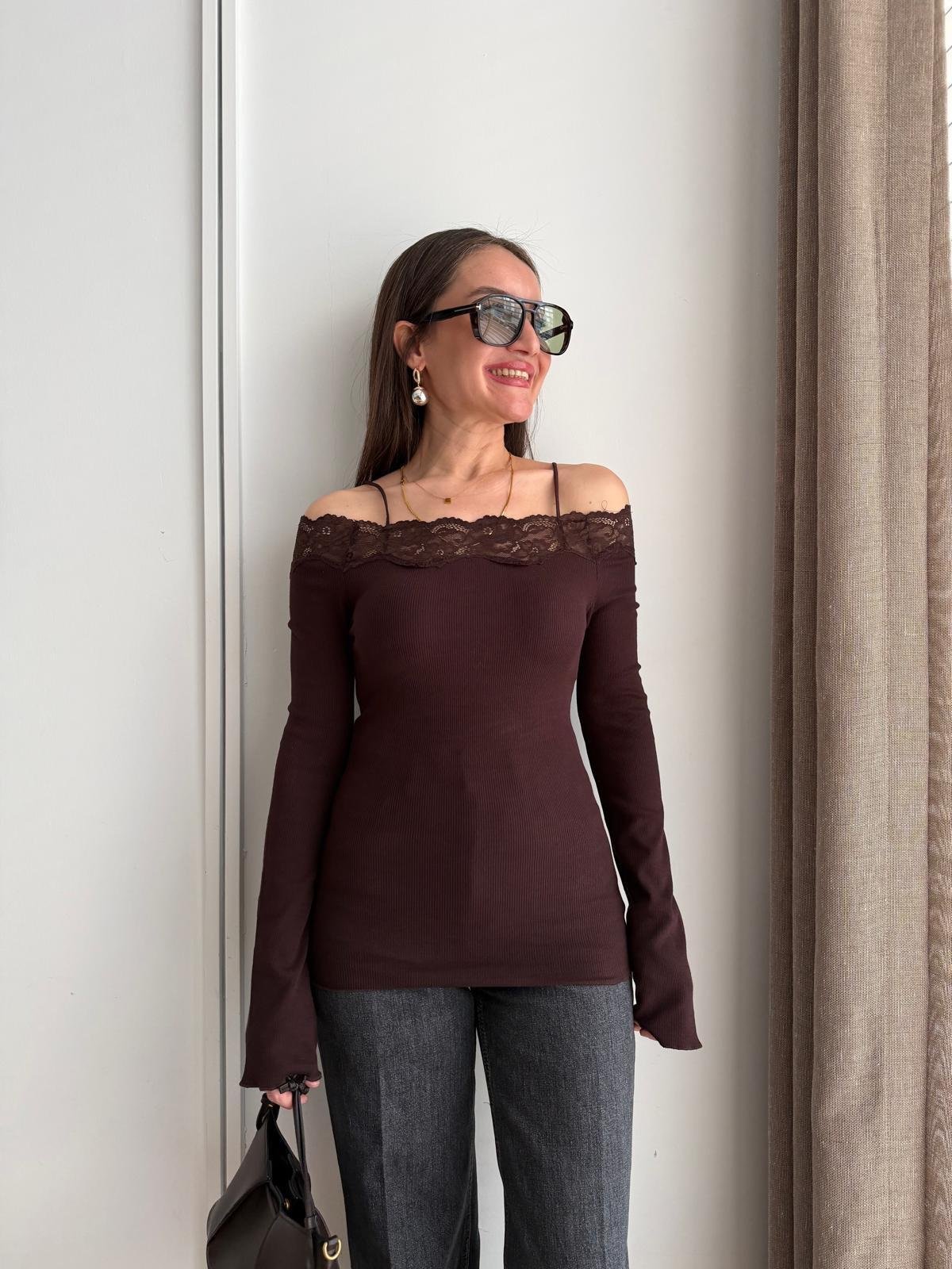 Kahve rengi Madonna Yaka Dantel Detaylı Bluz 17496
