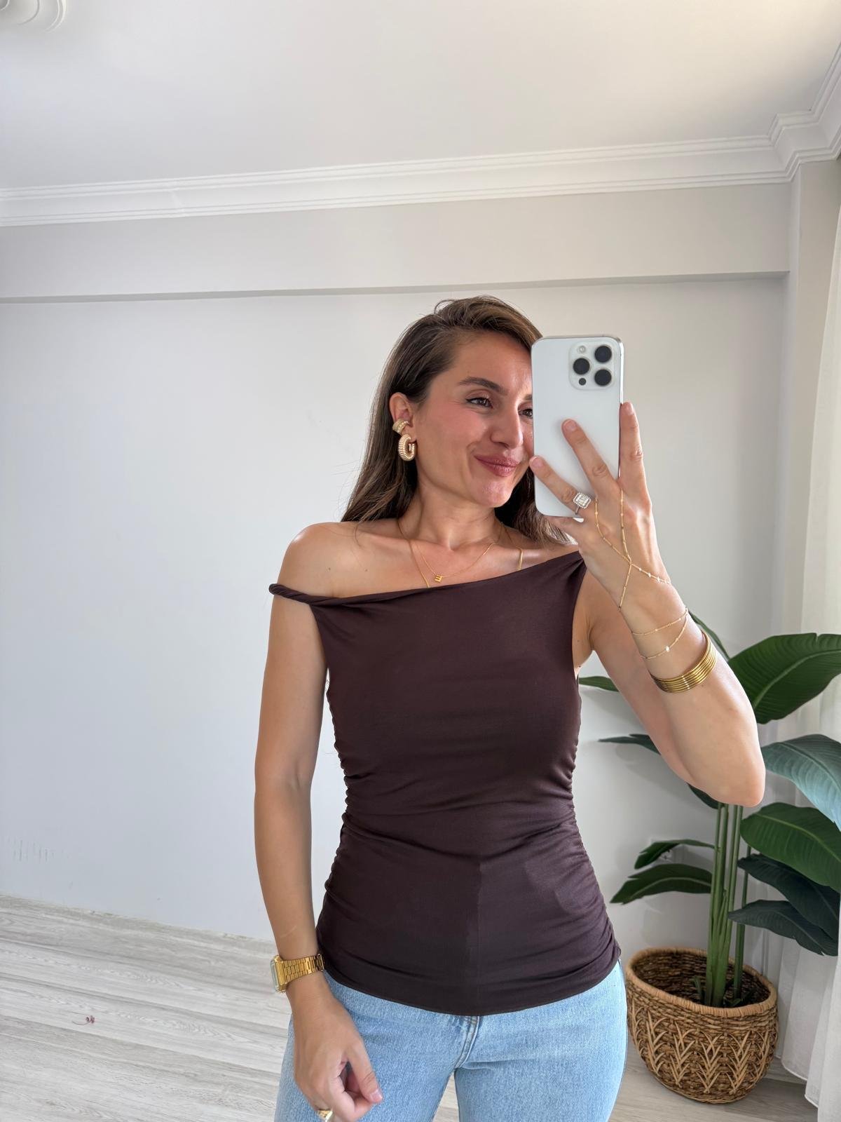 Kahve rengi Omuz Detaylı Yan Drapeli Bluz 251031