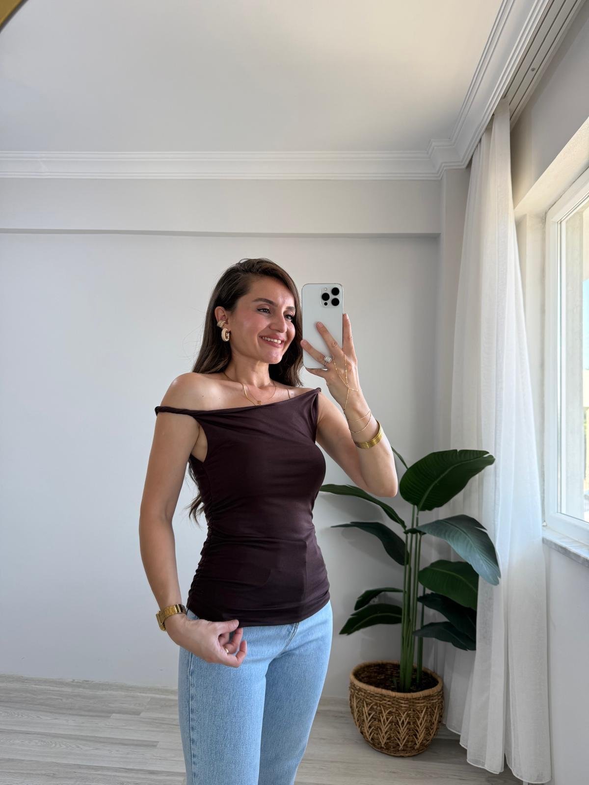 Kahve rengi Omuz Detaylı Yan Drapeli Bluz 251031