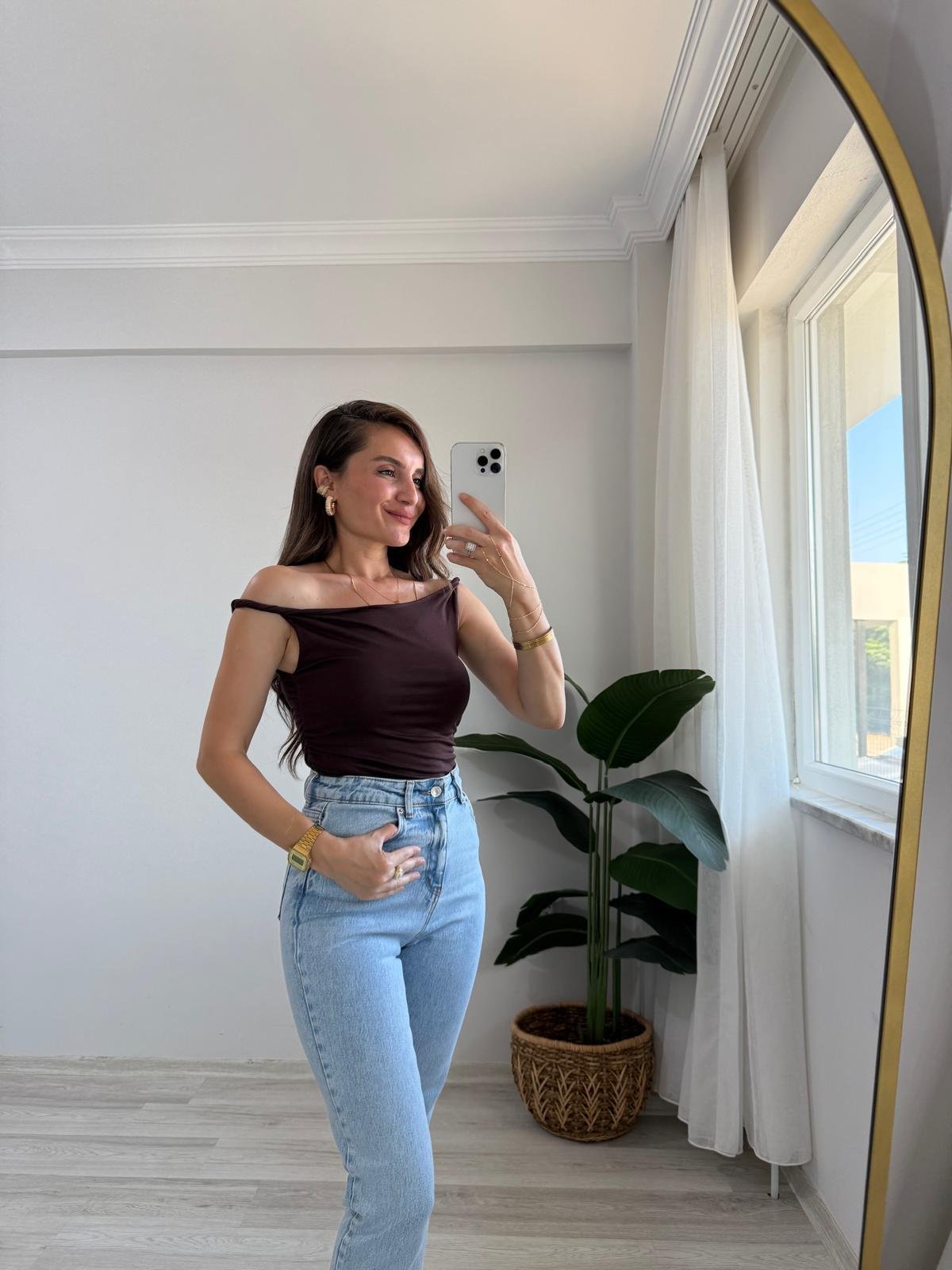 Kahve rengi Omuz Detaylı Yan Drapeli Bluz 251031
