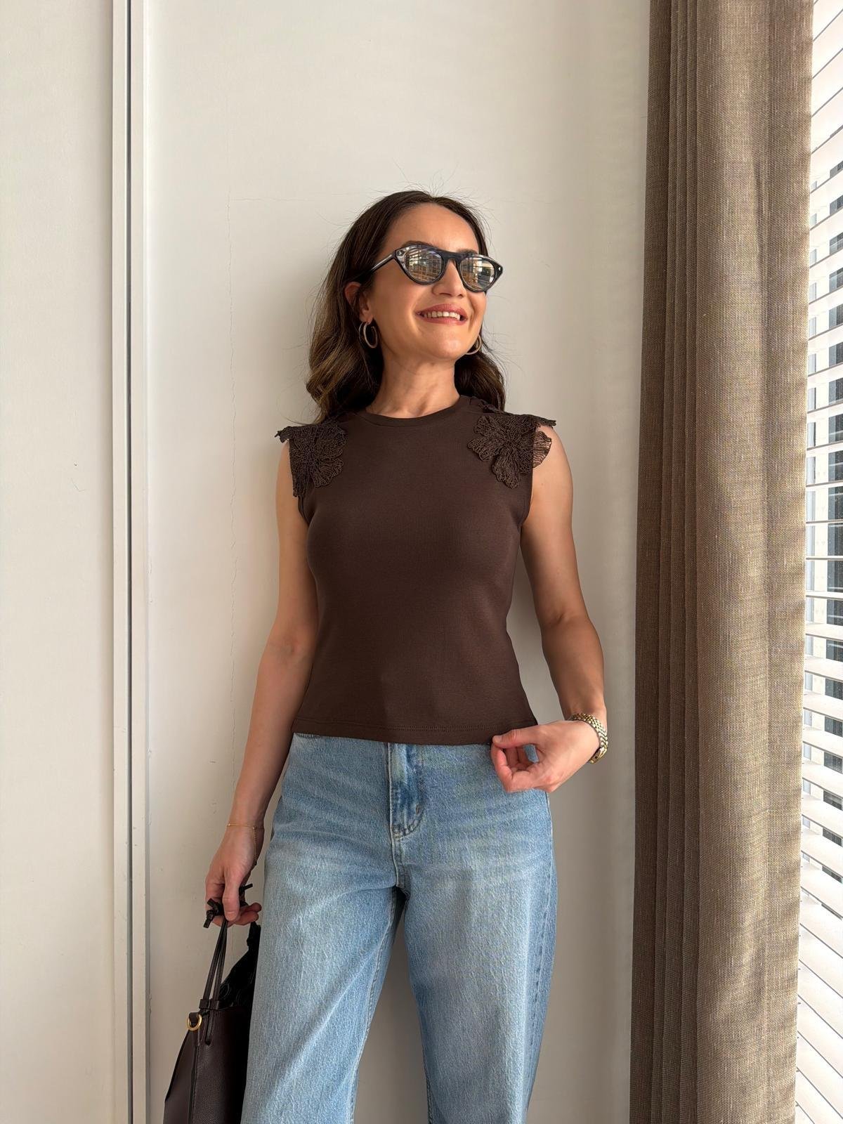 Kahve rengi Omuzları Çiçek Detaylı Tshirt 2250