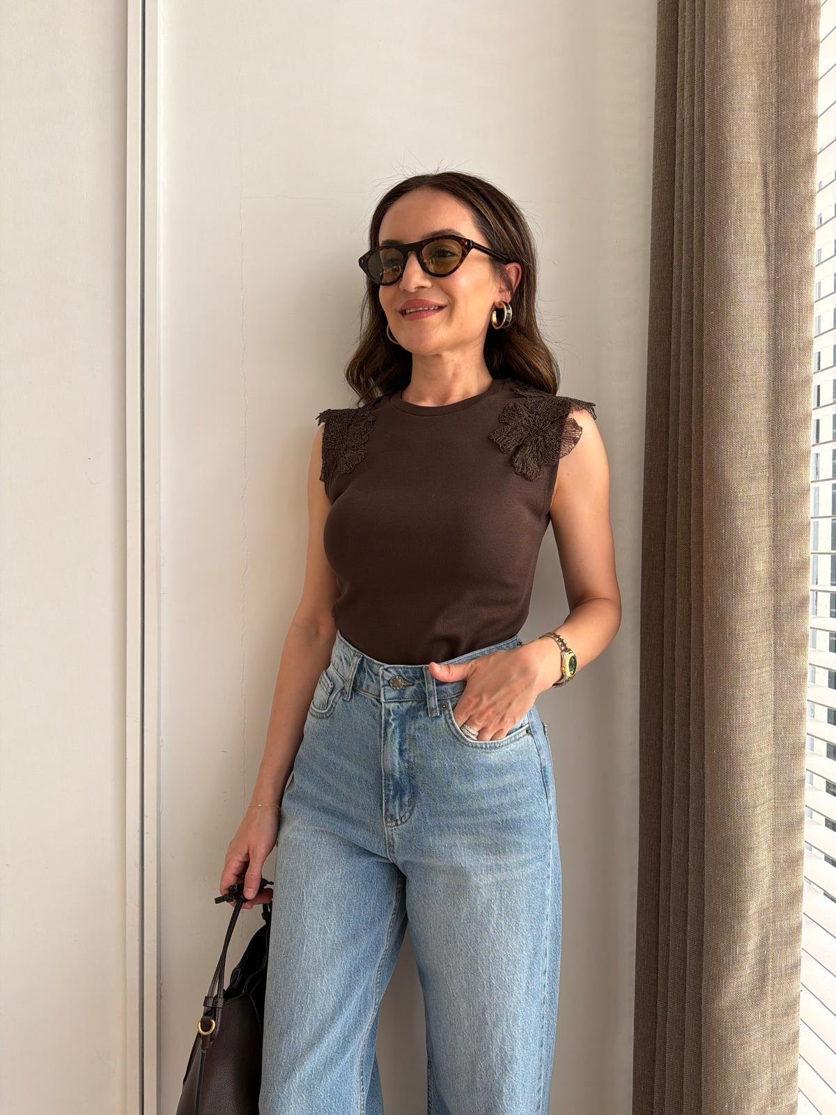 Kahve rengi Omuzları Çiçek Detaylı Tshirt 2250