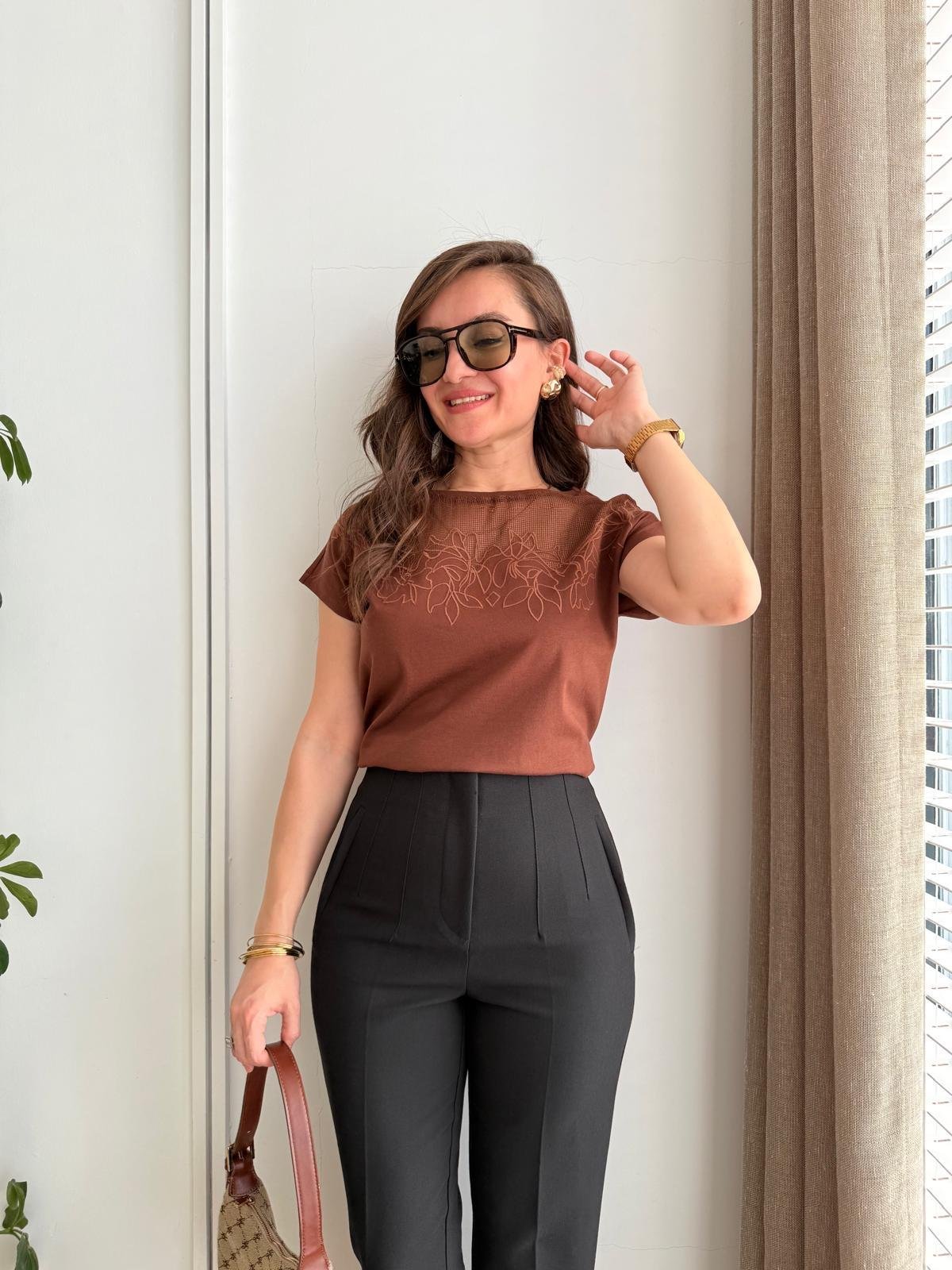 Kahve rengi Önü Nakış Detaylı Tişört 16800