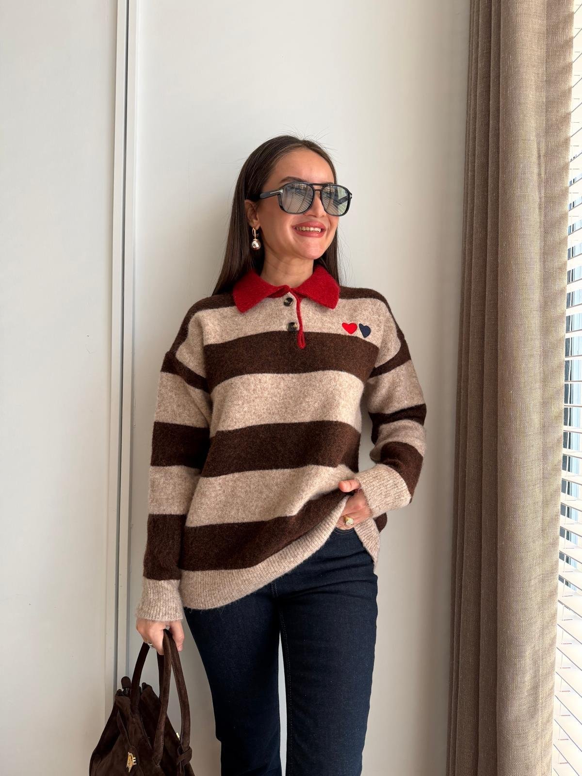Kahve rengi Polo Yaka Kalp Nakışlı Kazak 7790