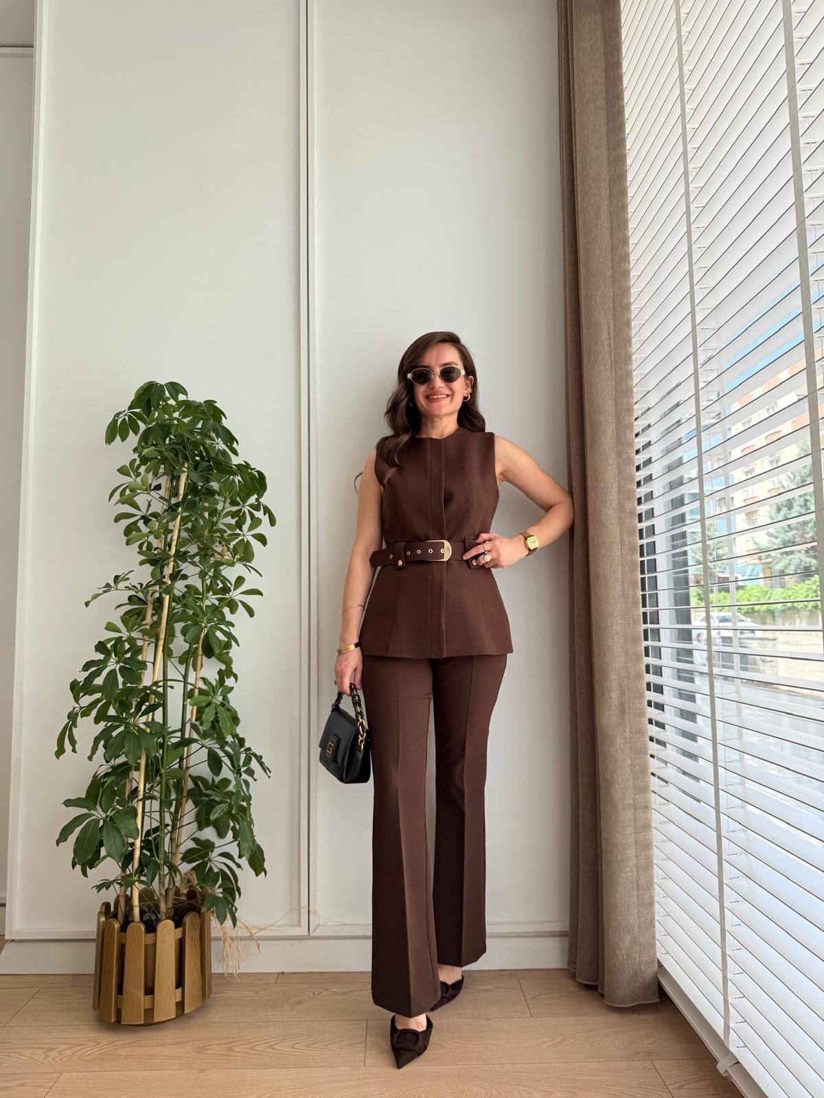 Kahve rengi Premium Seri Gold Düğme Detaylı Kemerli Yelek Pantolon Takım 0417