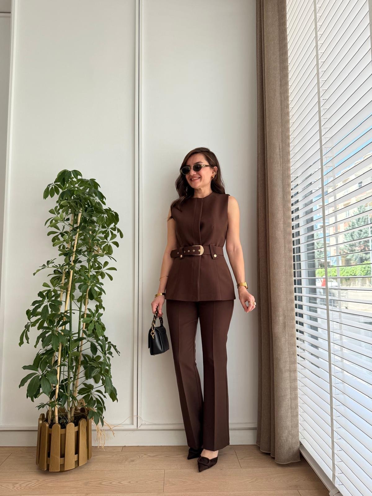 Kahve rengi Premium Seri Gold Düğme Detaylı Kemerli Yelek Pantolon Takım 0417
