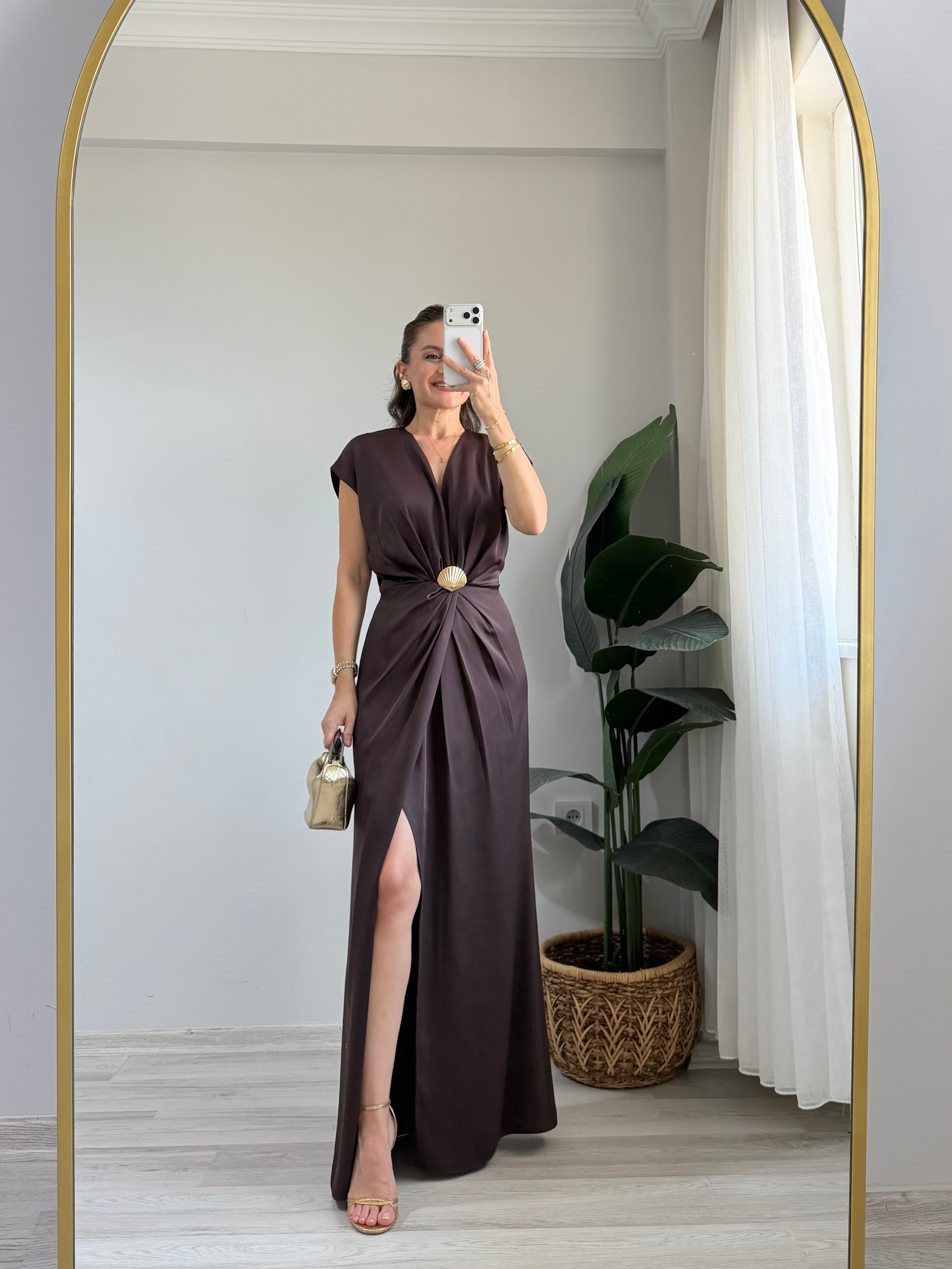 Kahve rengi V Yaka Aksesuar Detaylı Yırtmaçlı Saten Elbise 252618