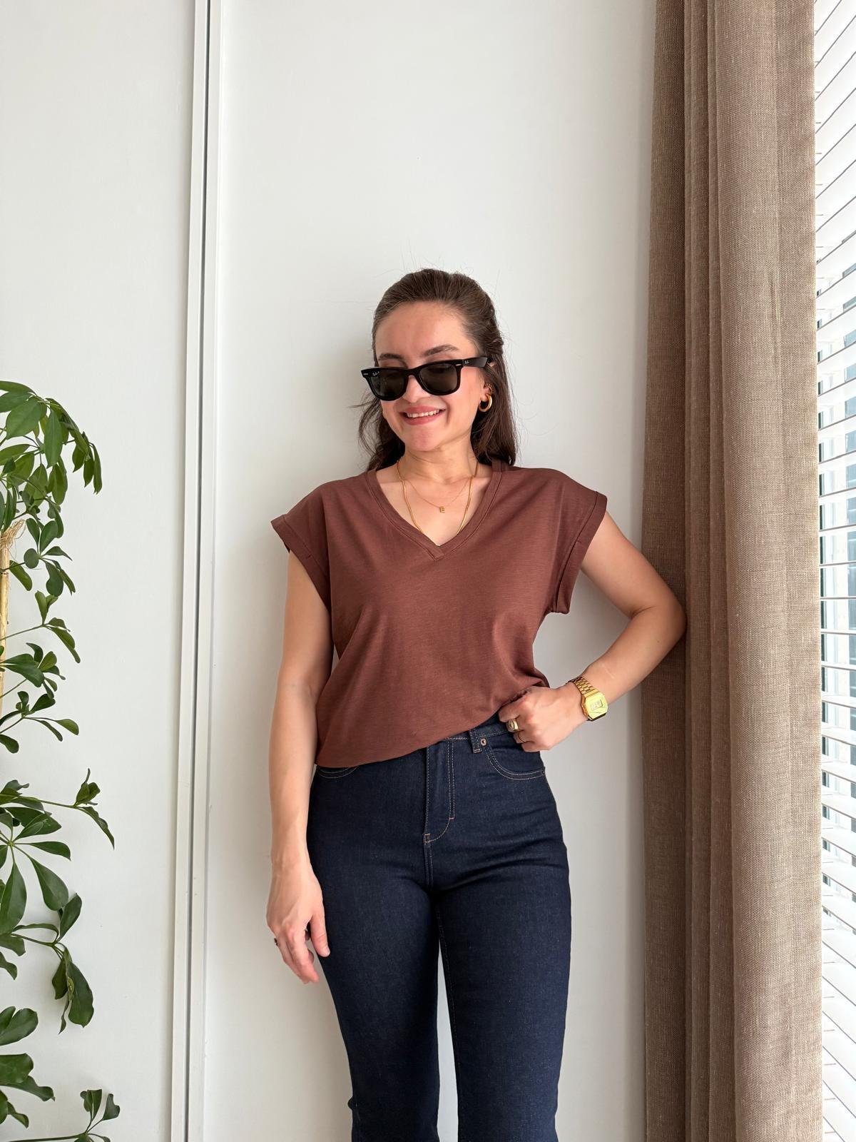 Kahve rengi V Yaka Arkası Nakışlı Tshirt 16708