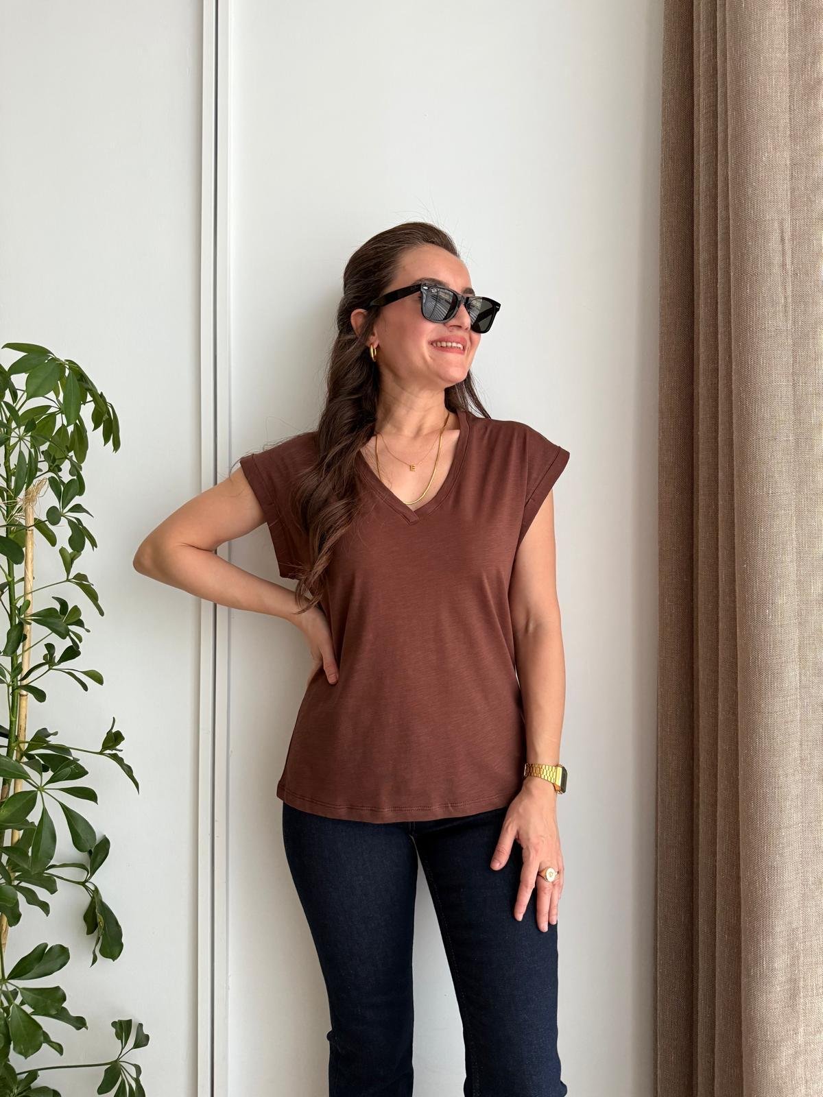 Kahve rengi V Yaka Arkası Nakışlı Tshirt 16708