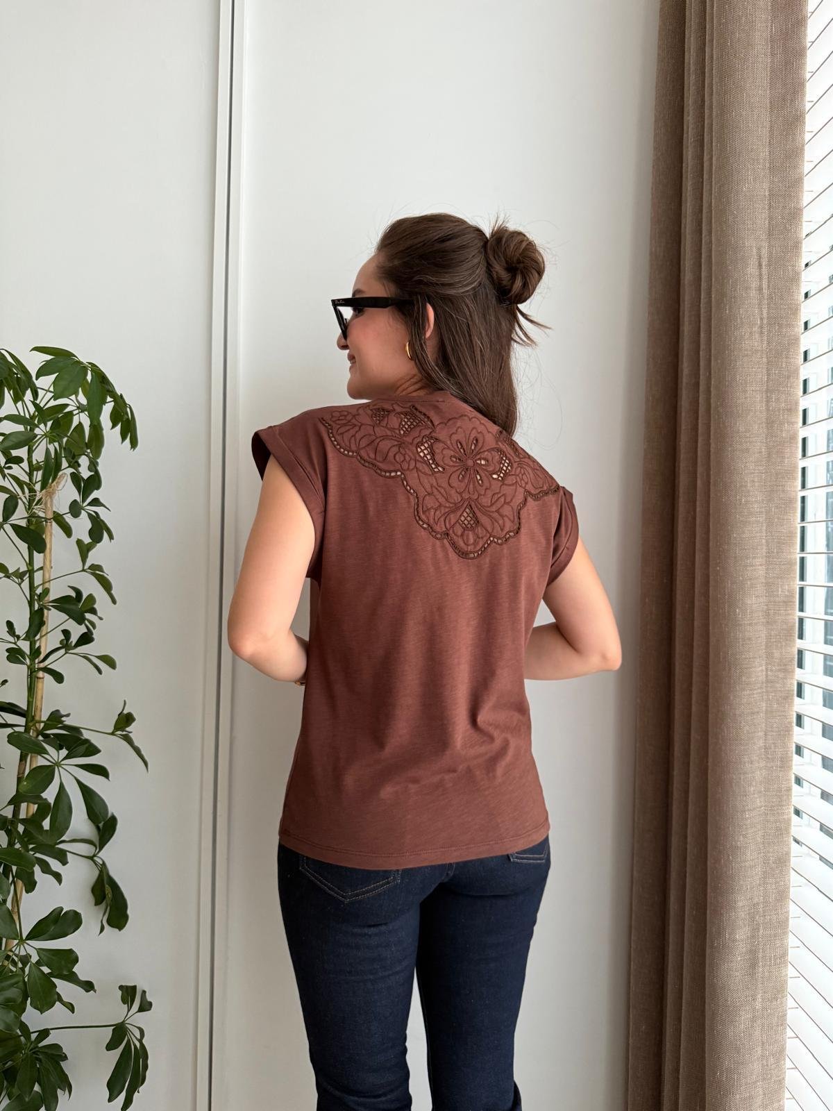 Kahve rengi V Yaka Arkası Nakışlı Tshirt 16708