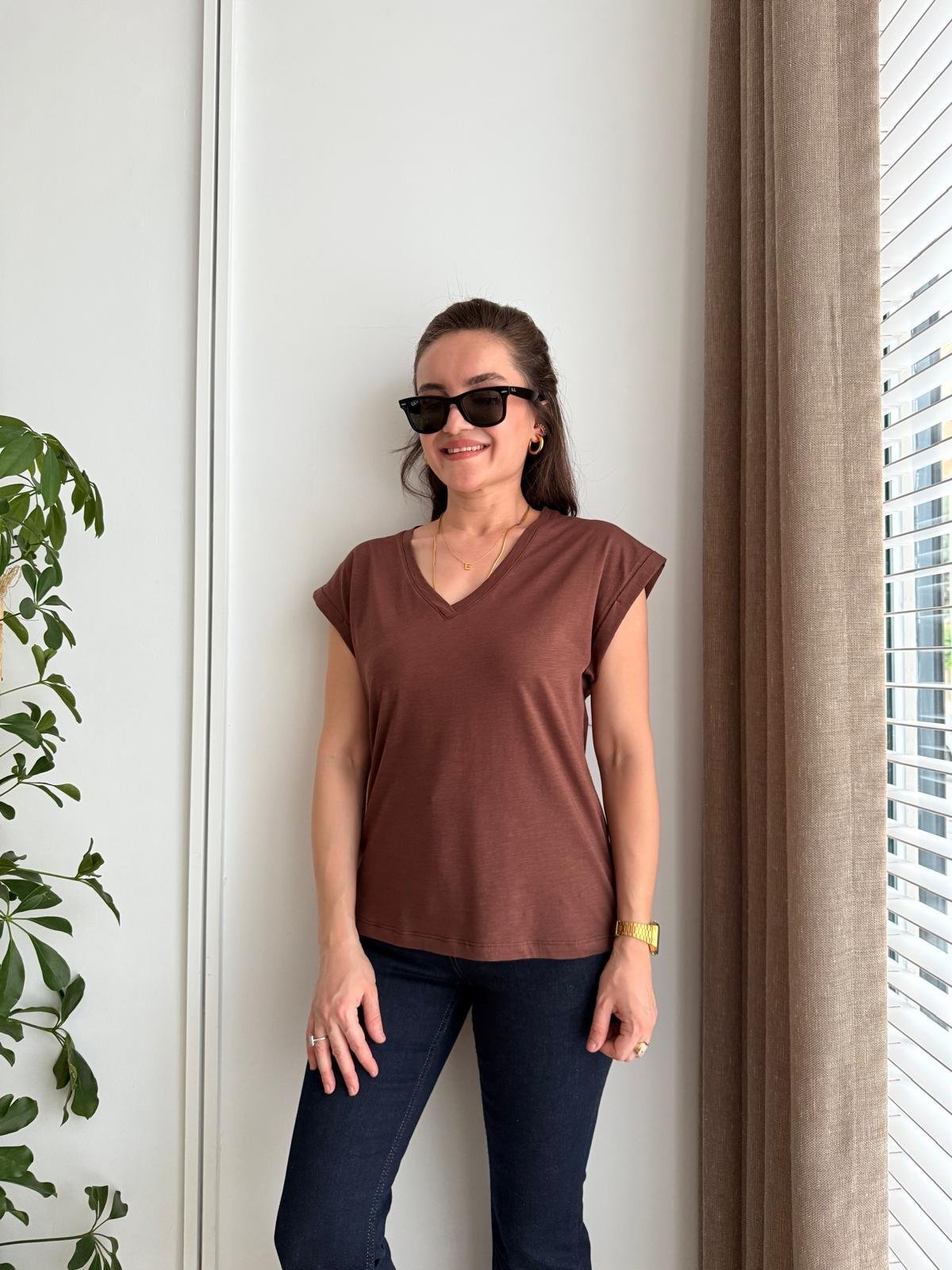 Kahve rengi V Yaka Arkası Nakışlı Tshirt 16708