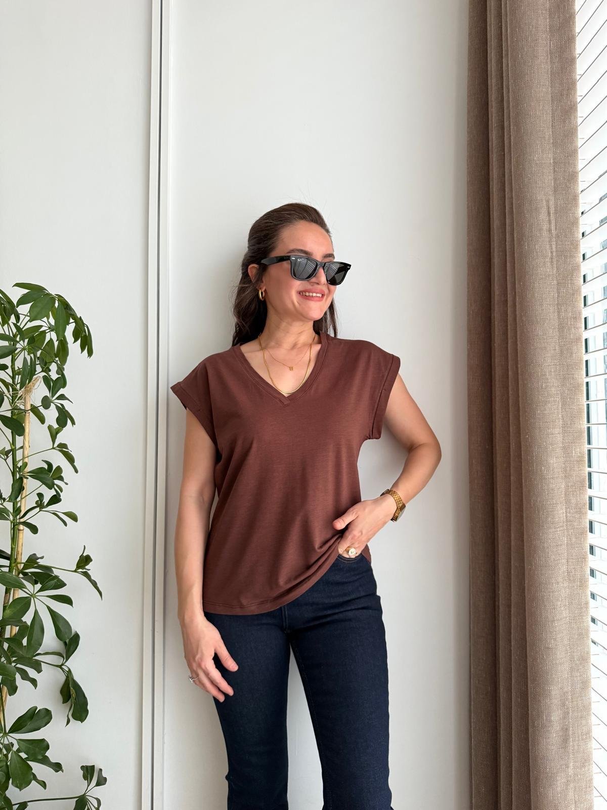 Kahve rengi V Yaka Arkası Nakışlı Tshirt 16708