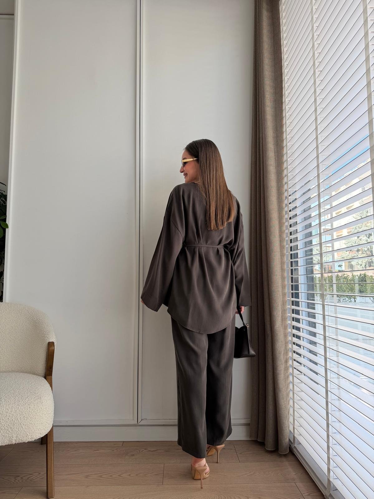 Kahve rengi V Yaka Düğmeli Tensel Takım 8916