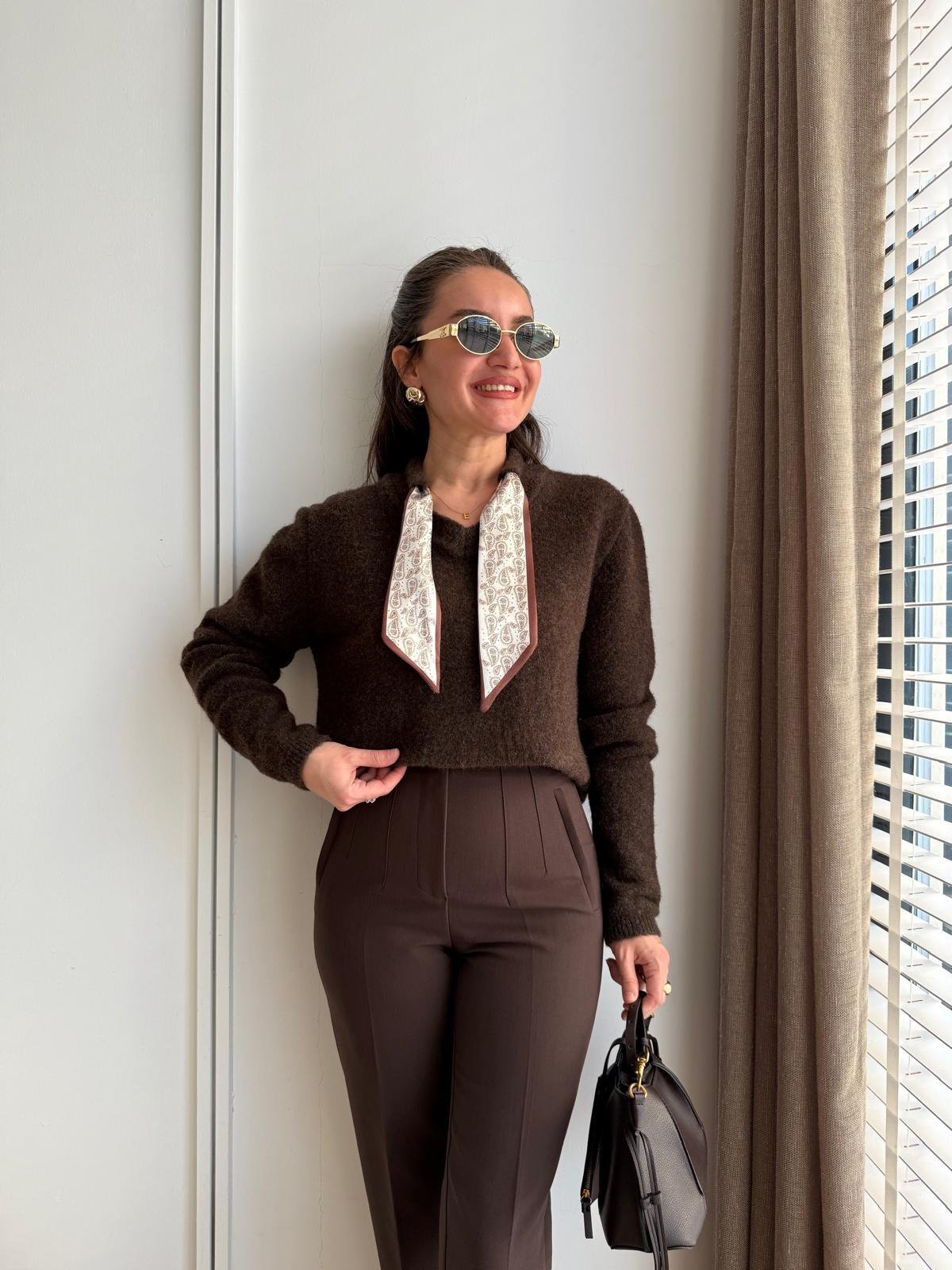 Kahve rengi V Yaka Fular Detaylı Triko Kazak 7759