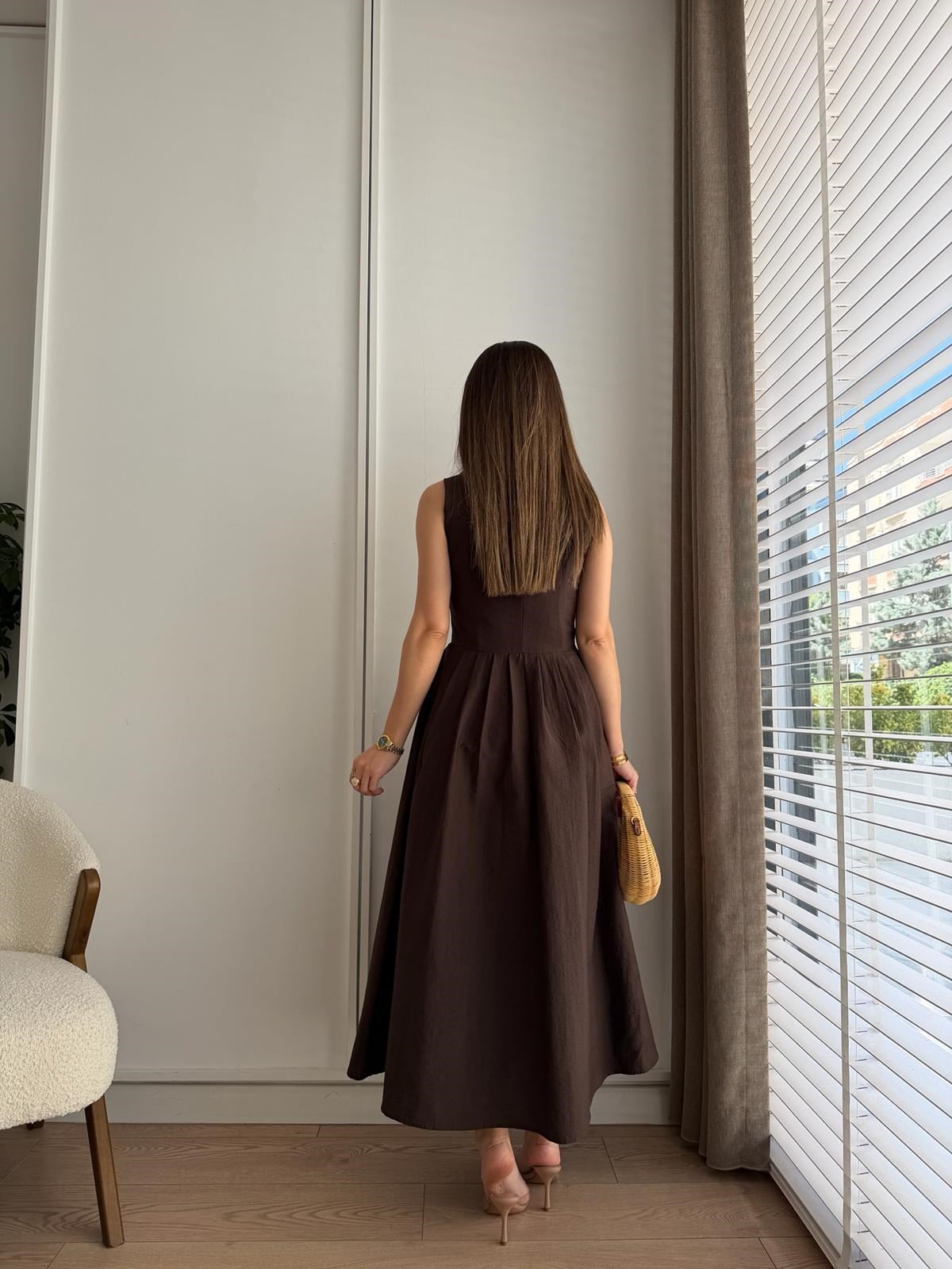 Kahve rengi V Yaka Zincirli Pile Detay Elbise 580983