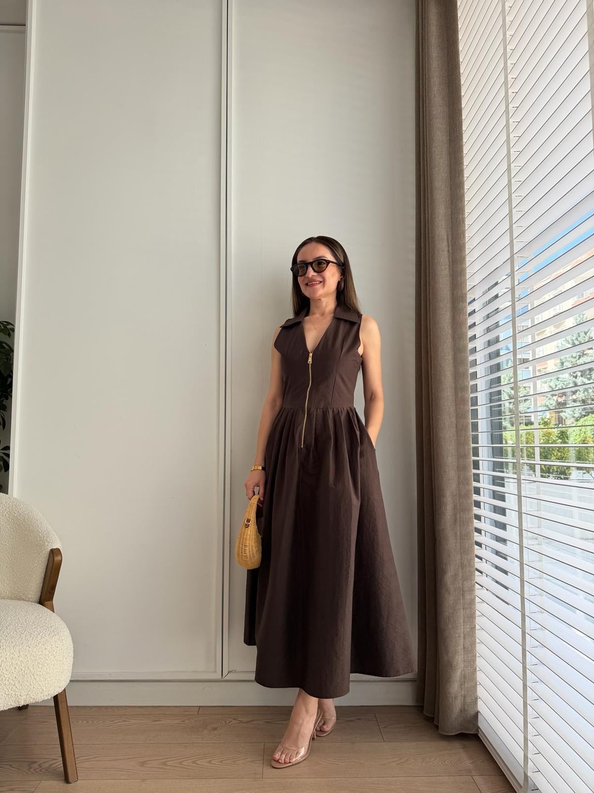 Kahve rengi V Yaka Zincirli Pile Detay Elbise 580983