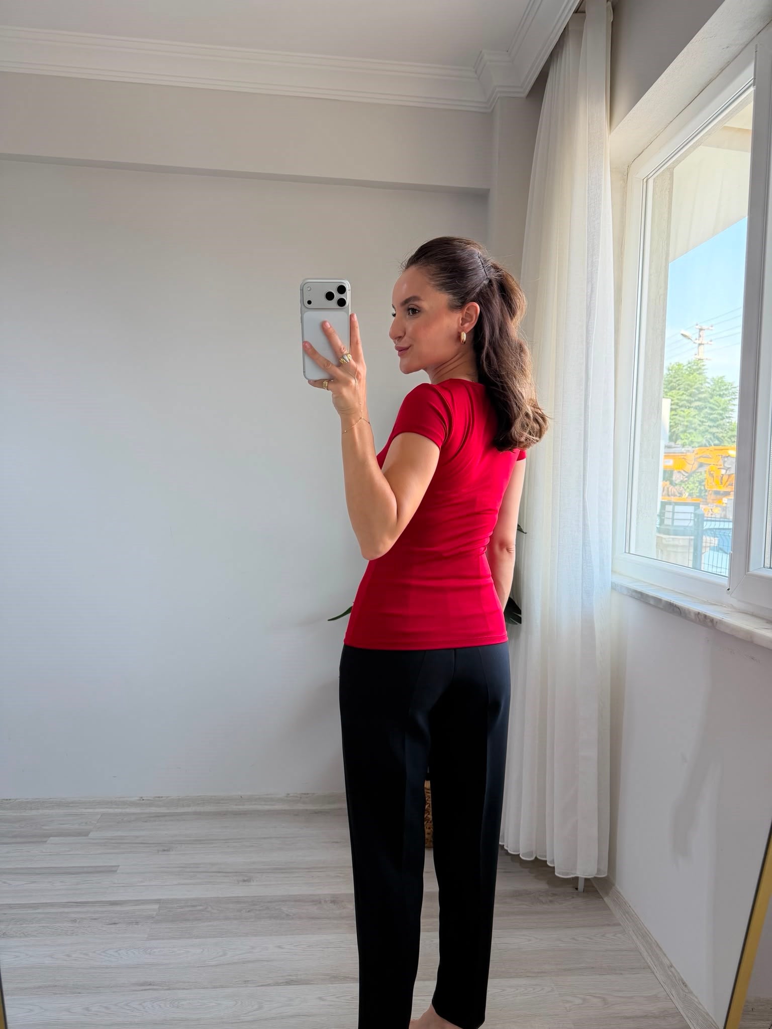 Kırmızı Düğme Detaylı Dekolteli Bluz 61071