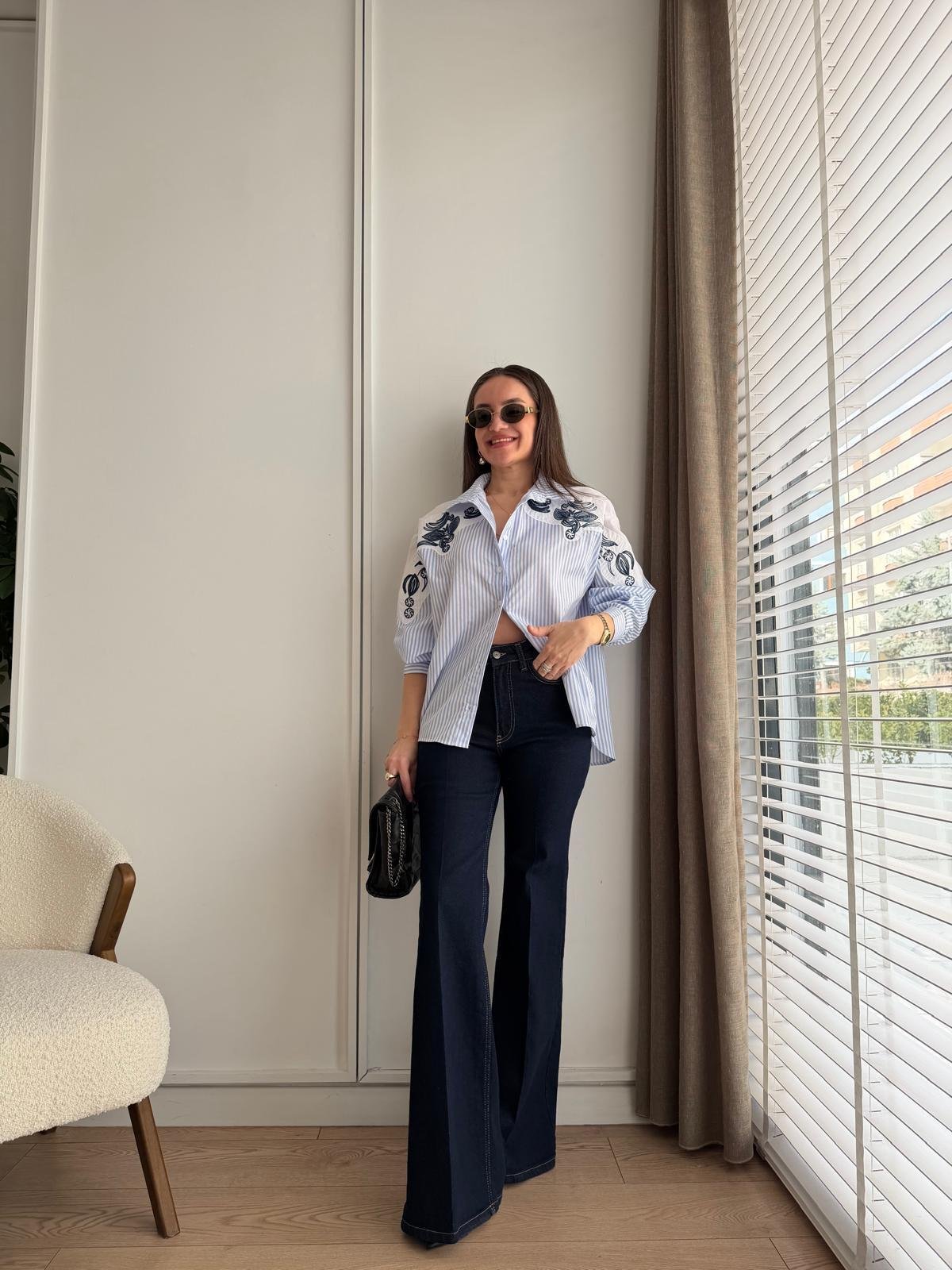 Mavi Çizgili Nakış Detaylı Gömlek 255356