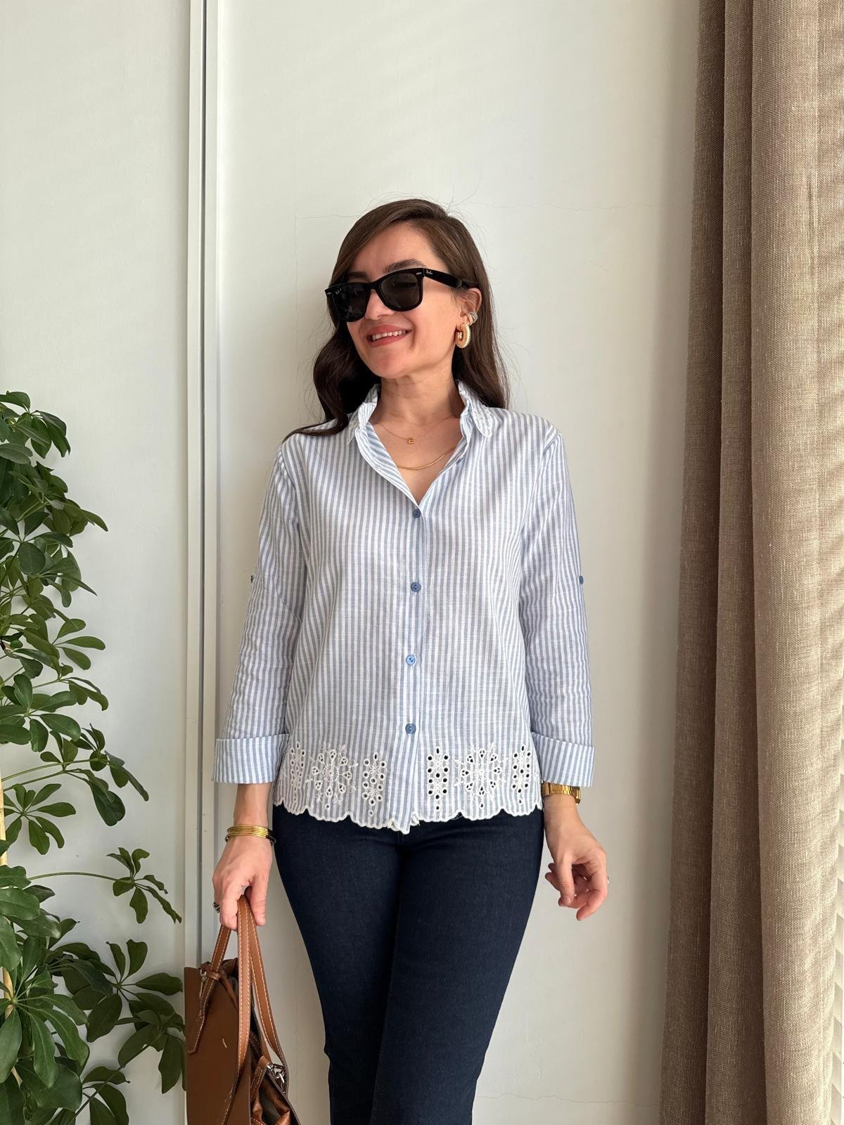 Mavi Çizgili Nakış İşleme Detaylı Gömlek 044