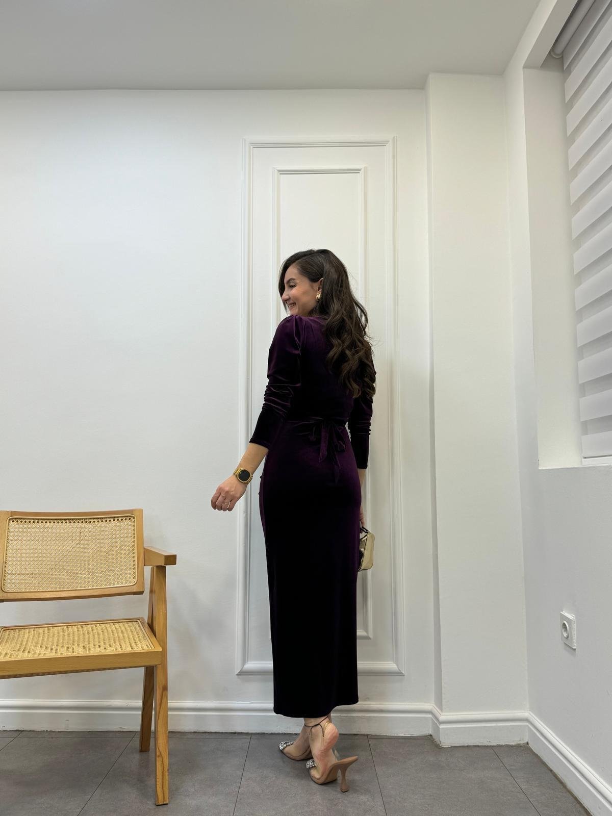 Mor Kalp Yaka Drapeli Yırtmaç Detaylı Kadife Elbise 3646