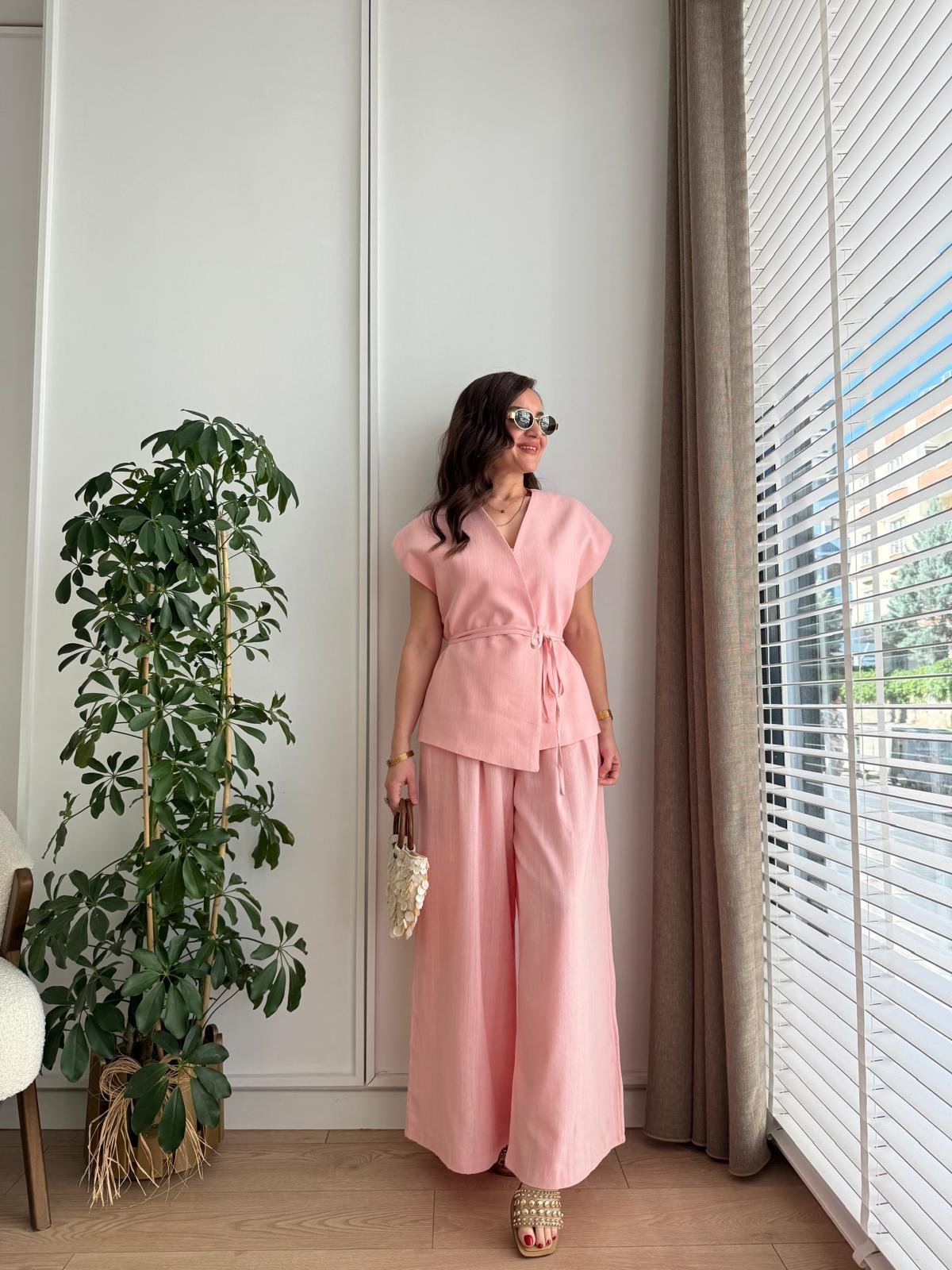 Pembe Asimetrik Yelek Geniş Paça Pantolon Takım 8591